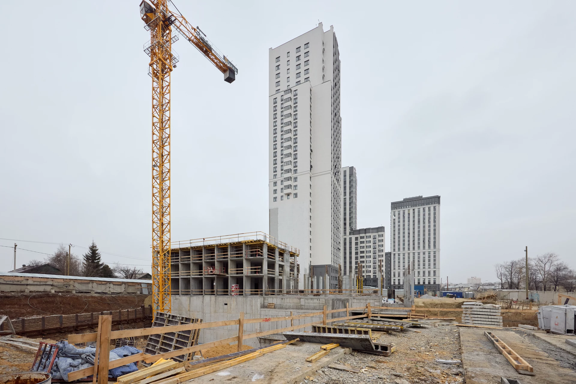 Парк Победы

6 секция второго дома

– возвели стены на 3 этаже

7 секция второго дома

– строим 4 этаж

– Возвели стены в кладовых на −2 этаже обеих секций

Фотография загружена 1 декабря 2025 года.