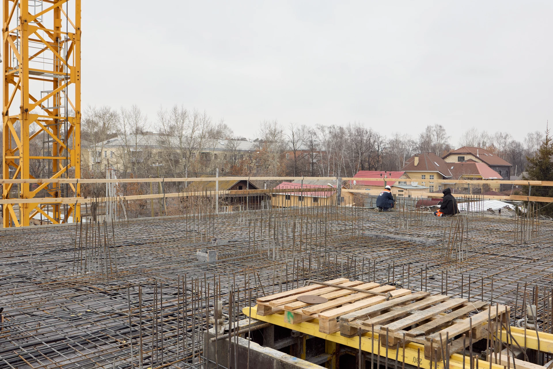 Парк Победы

6 секция второго дома

– возвели стены на 3 этаже

7 секция второго дома

– строим 4 этаж

– Возвели стены в кладовых на −2 этаже обеих секций

Фотография загружена 1 декабря 2025 года.