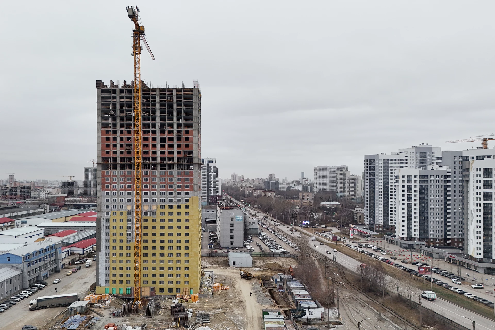 Шарташ Парк

Первая башня

– утепляем фасад
– возводим стены на техэтаже, а также на 21–25 этажах
– устанавливаем окна на 18 этаже, витражи — на 1 этаже
– выполняем отделку в квартирах
– монтируем инженерные сети на разных этажах
– работаем над устройством наружного водопровода

Фотография загружена 1 декабря 2025 года.