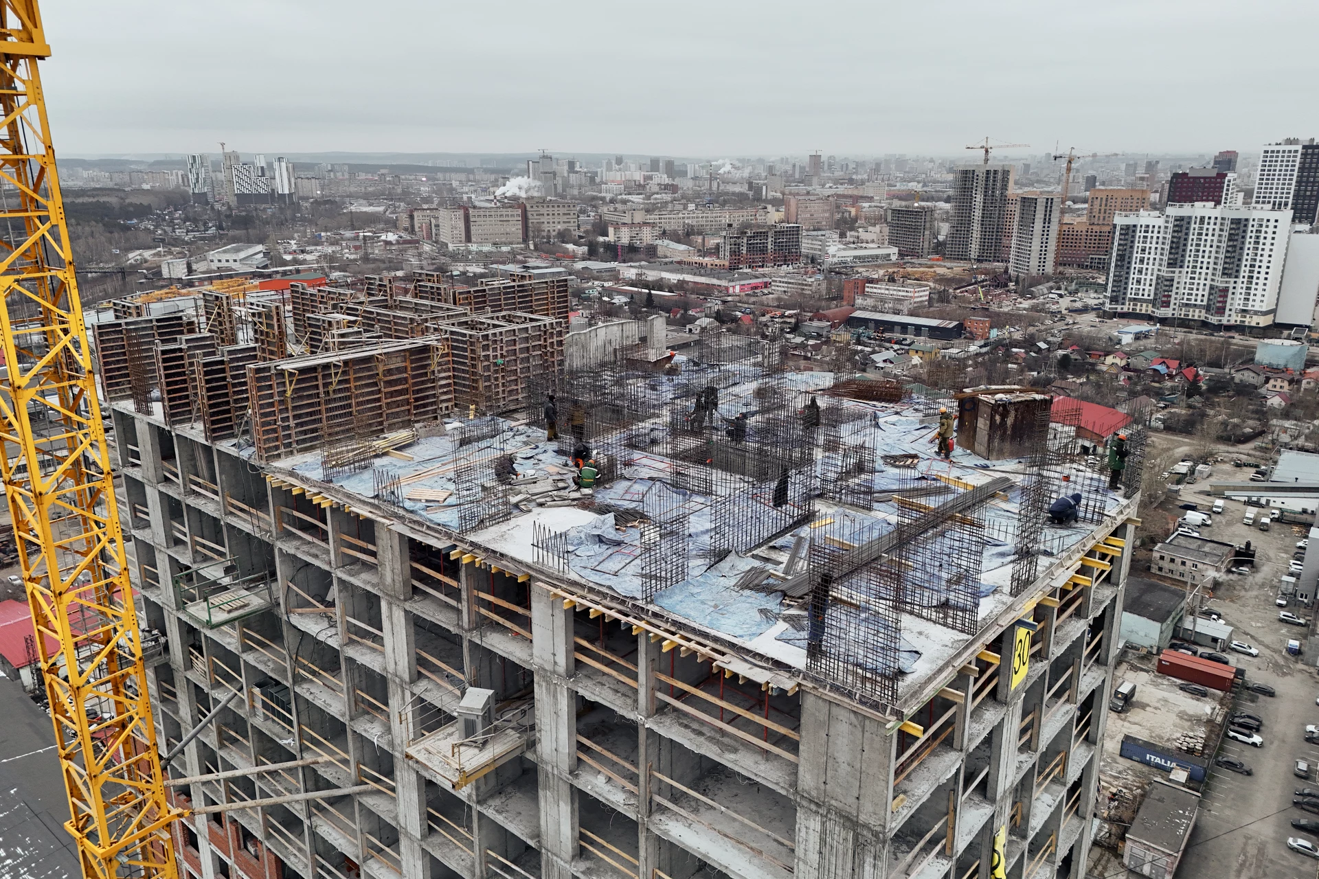 Шарташ Парк

Первая башня

– утепляем фасад
– возводим стены на техэтаже, а также на 21–25 этажах
– устанавливаем окна на 18 этаже, витражи — на 1 этаже
– выполняем отделку в квартирах
– монтируем инженерные сети на разных этажах
– работаем над устройством наружного водопровода

Фотография загружена 1 декабря 2025 года.