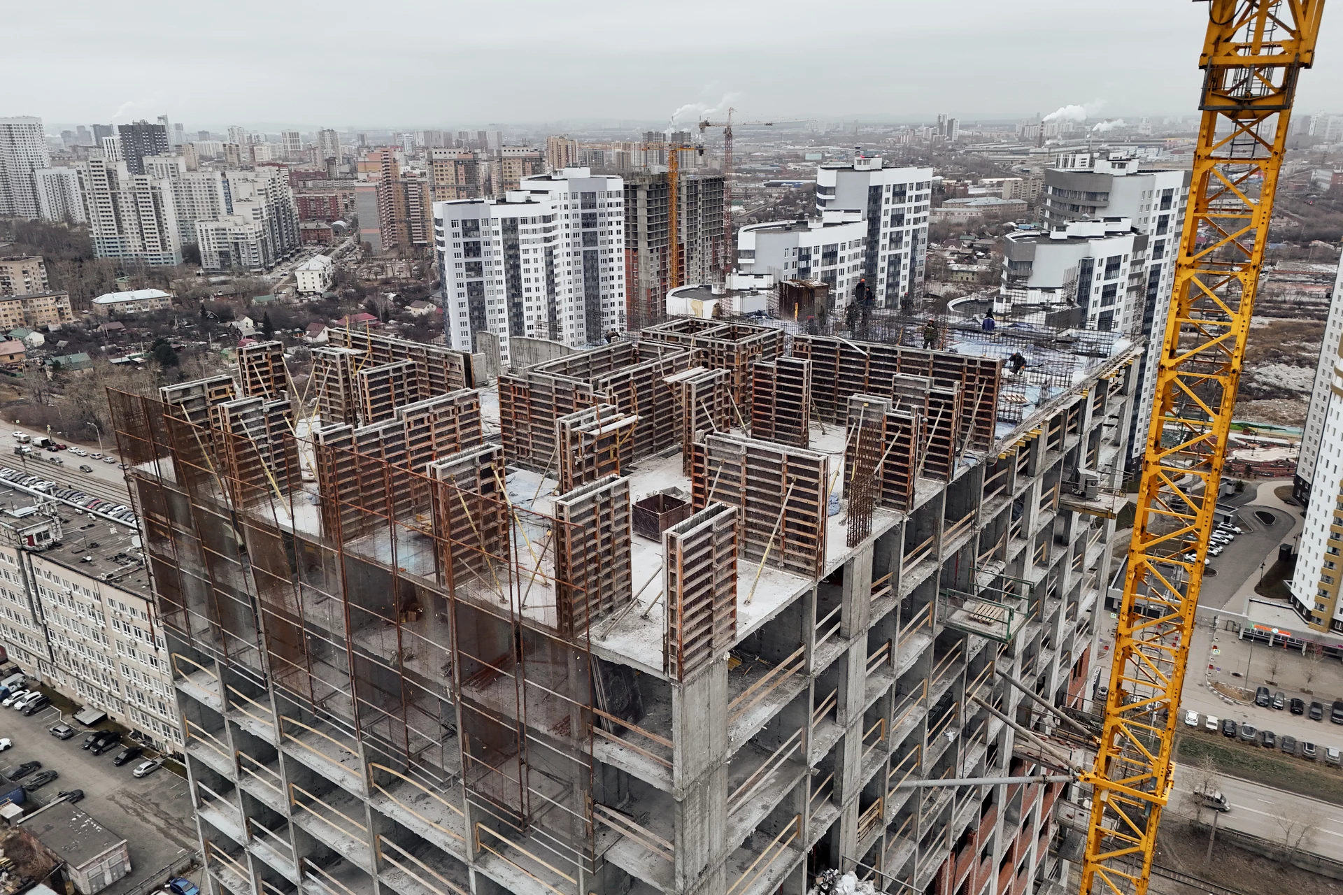 Шарташ Парк

Первая башня

– утепляем фасад
– возводим стены на техэтаже, а также на 21–25 этажах
– устанавливаем окна на 18 этаже, витражи — на 1 этаже
– выполняем отделку в квартирах
– монтируем инженерные сети на разных этажах
– работаем над устройством наружного водопровода

Фотография загружена 1 декабря 2025 года.