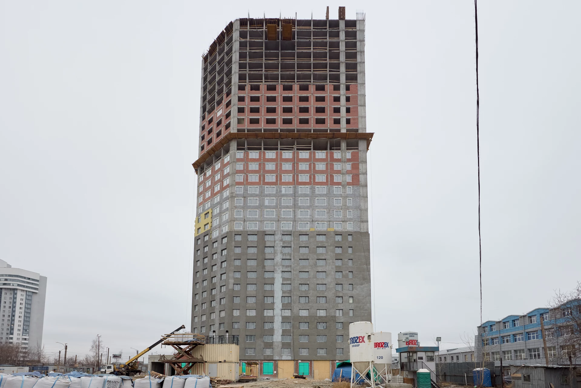 Шарташ Парк

Первая башня

– утепляем фасад
– возводим стены на техэтаже, а также на 21–25 этажах
– устанавливаем окна на 18 этаже, витражи — на 1 этаже
– выполняем отделку в квартирах
– монтируем инженерные сети на разных этажах
– работаем над устройством наружного водопровода

Фотография загружена 1 декабря 2025 года.