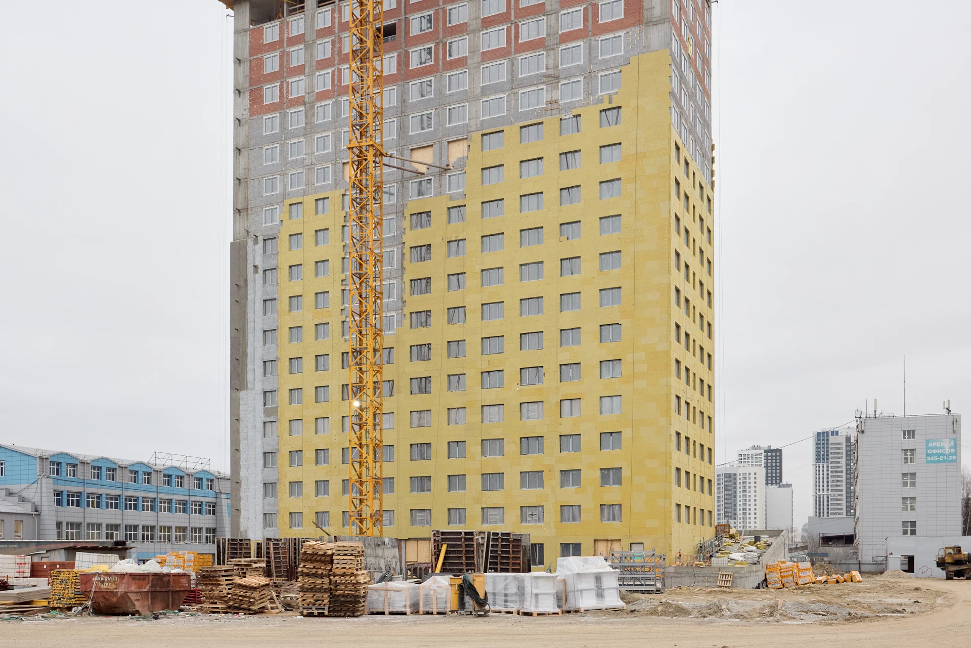 Шарташ Парк

Первая башня

– утепляем фасад
– возводим стены на техэтаже, а также на 21–25 этажах
– устанавливаем окна на 18 этаже, витражи — на 1 этаже
– выполняем отделку в квартирах
– монтируем инженерные сети на разных этажах
– работаем над устройством наружного водопровода

Фотография загружена 1 декабря 2025 года.