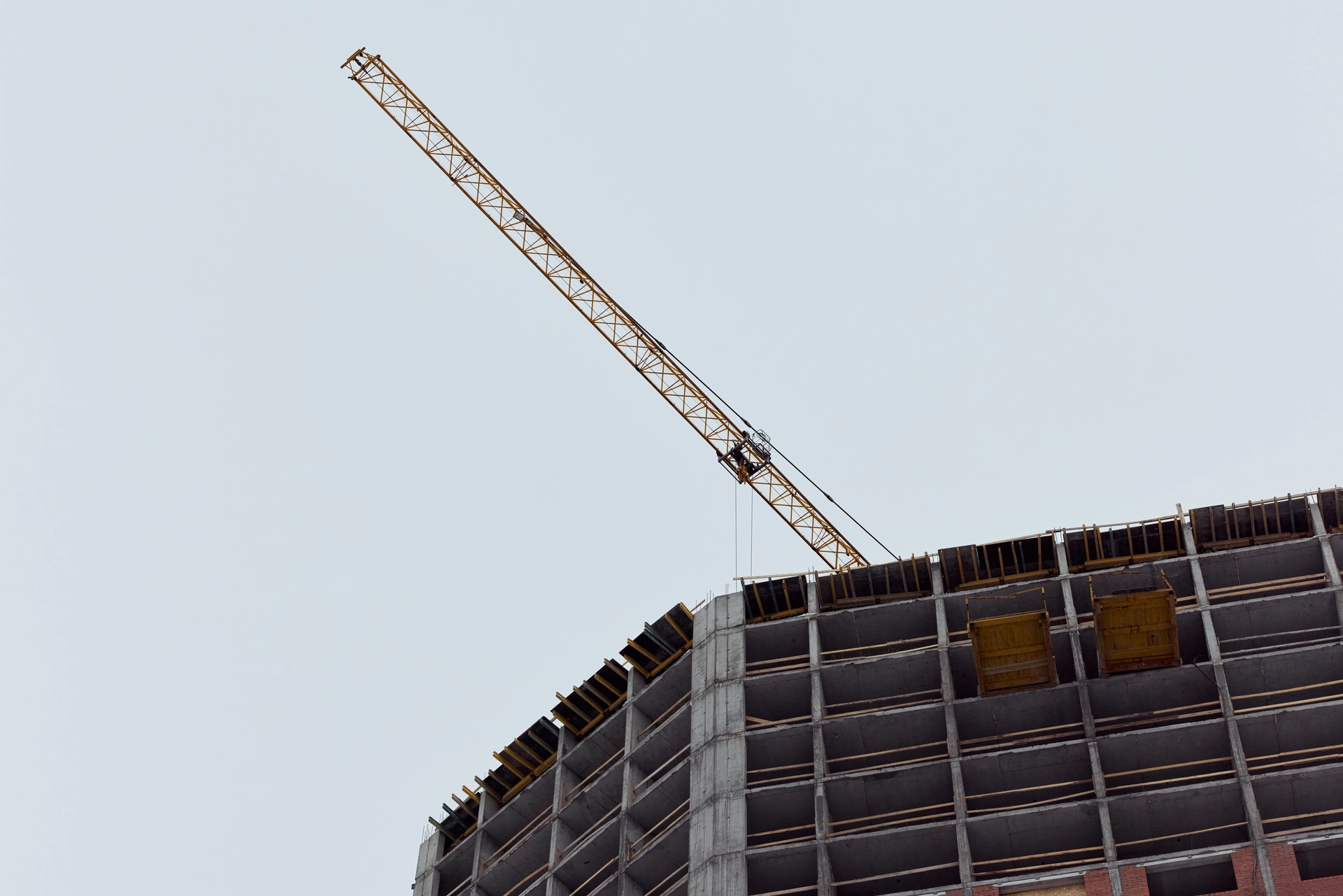 Шарташ Парк
Первая башня
утепляем фасад
формируем плиту перекрытия на техэтаже
возводим стены на 21–25 этажах
устанавливаем окна на 21 этаже
выполняем отделку в квартирах
монтируем инженерные сети на разных этажах
завершили работу с наружными сетями газопровода
работаем над устройством наружного водопровода
Фотография загружена 15 декабря 2025 года.