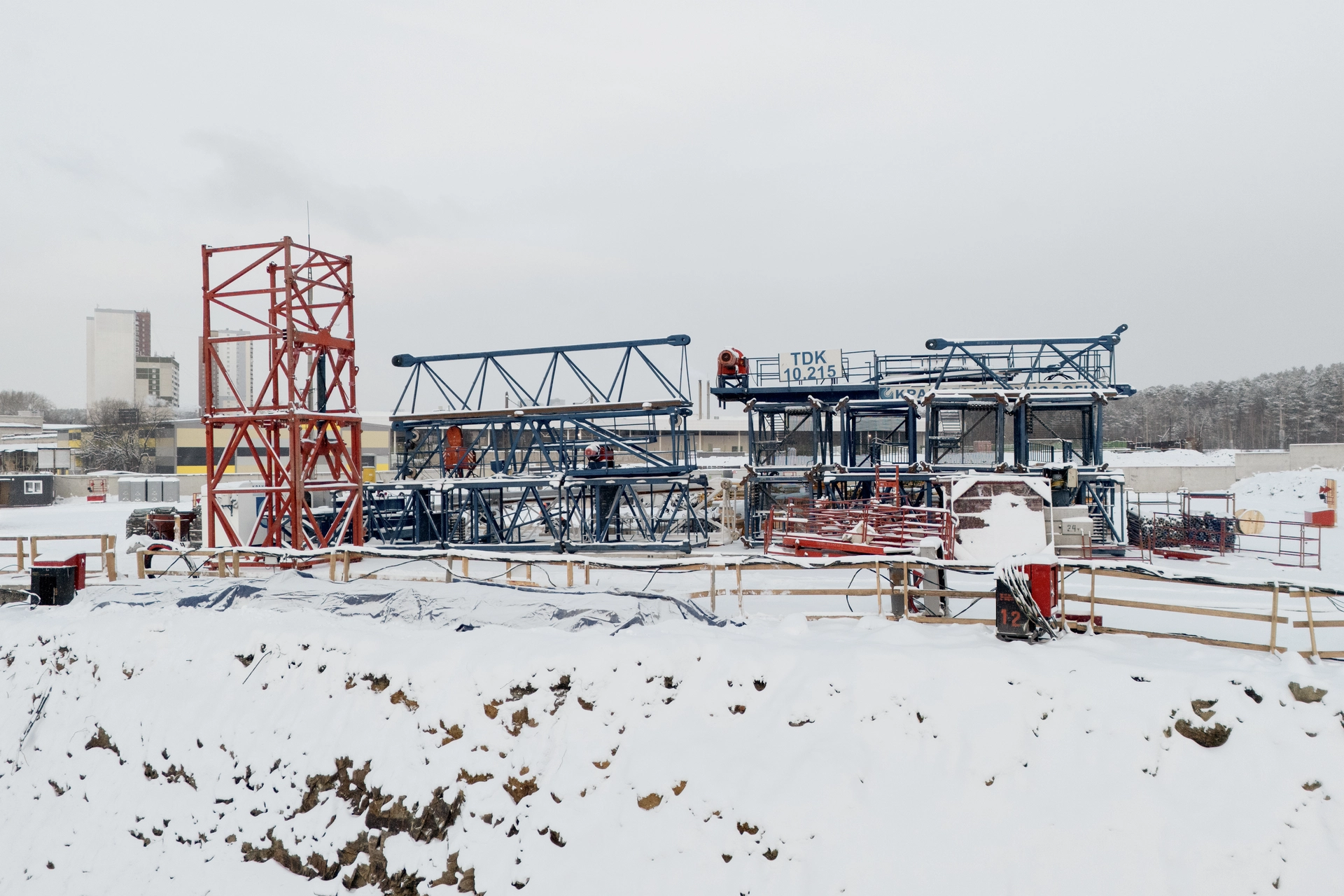 Парк Культуры

1 секция первого дома

выполнили пластовый дренаж
завершили устройство подбетонки
делаем пристенный дренаж
начали армирование фундаментной плиты
монтируем башенный кран

Фотография загружена 15 декабря 2025 года.