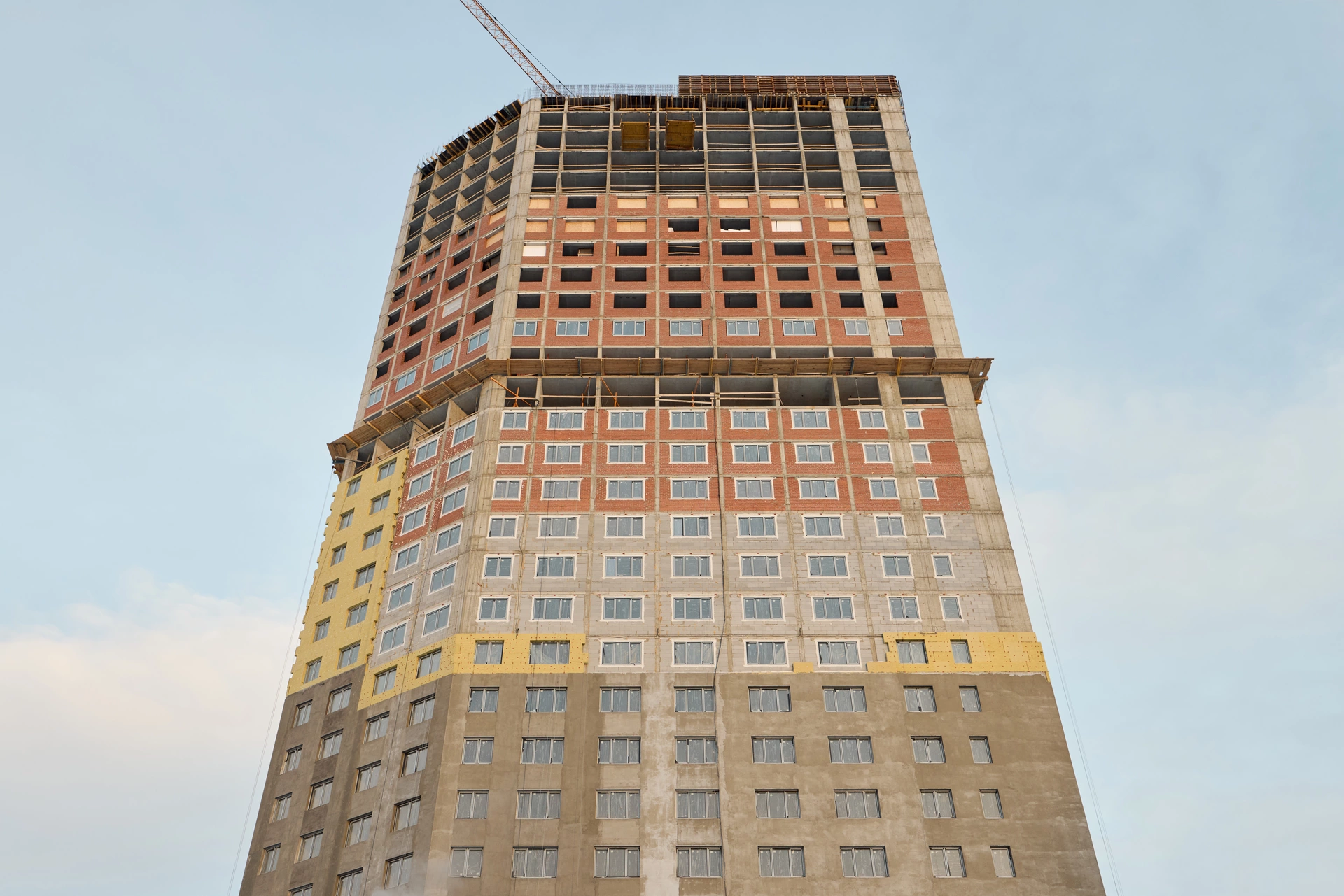 Шарташ Парк

Первая башня

заливаем монолит на кровле
возводим стены на 23–25 этажах
выполняем отделку в квартирах на 9, 10 и 12 этажах
установили окна на 23 и 24 этажах
устанавливаем стояки водоснабжения и канализации с подвала по 12 этаж
завершили монтаж электросетей до 15 этажа

Фотография загружена 1 января 2026 года.