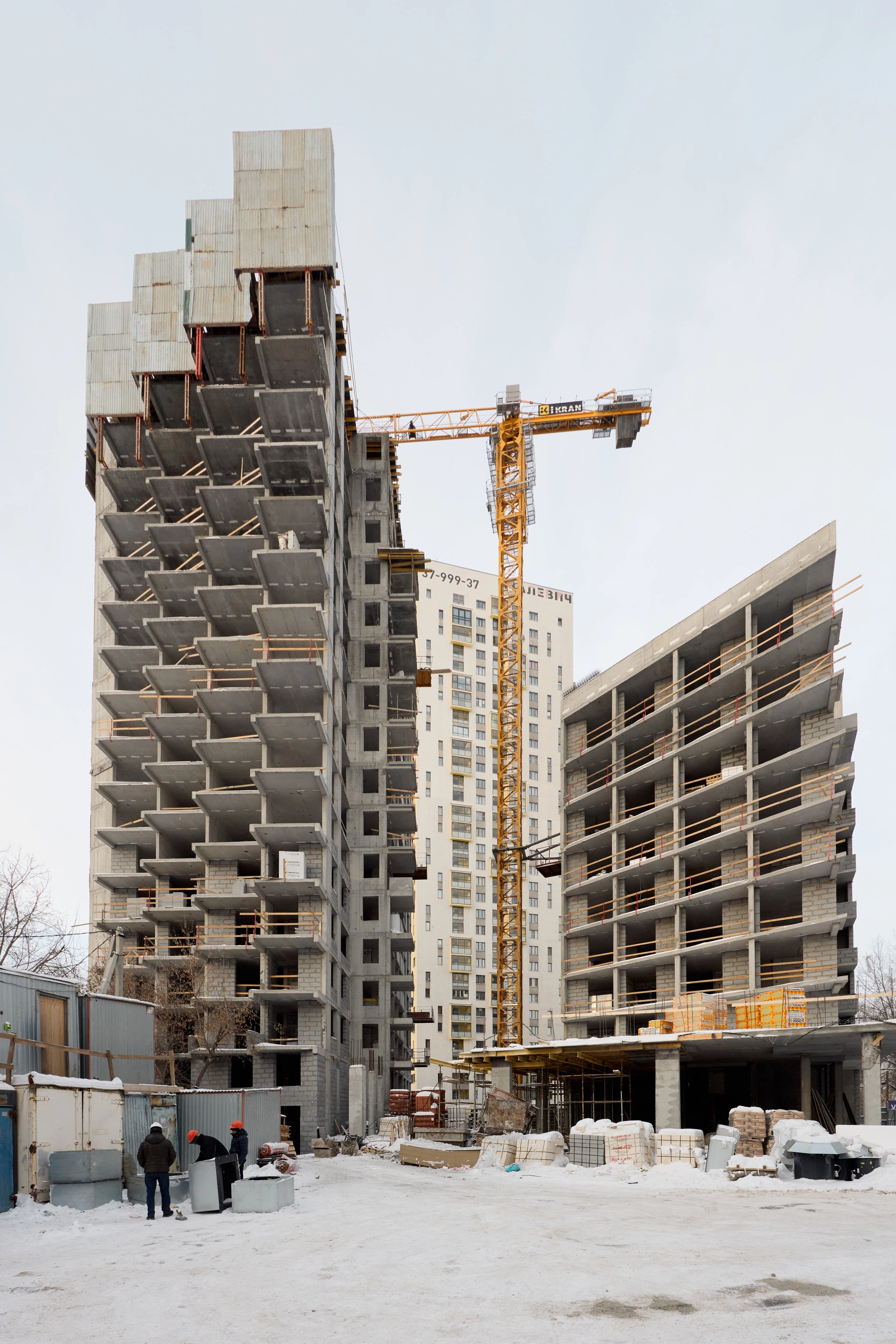 Малевич

1 секция шестого дома

возвели монолитные стены 18 этажа
выполняем кладку стен на разных этажах
монтируем вентиляционные короба на 10 этаже

2 секция шестого дома

выполняем кладку стен на разных этажах
монтируем кровлю

Фотография загружена 1 января 2026 года.