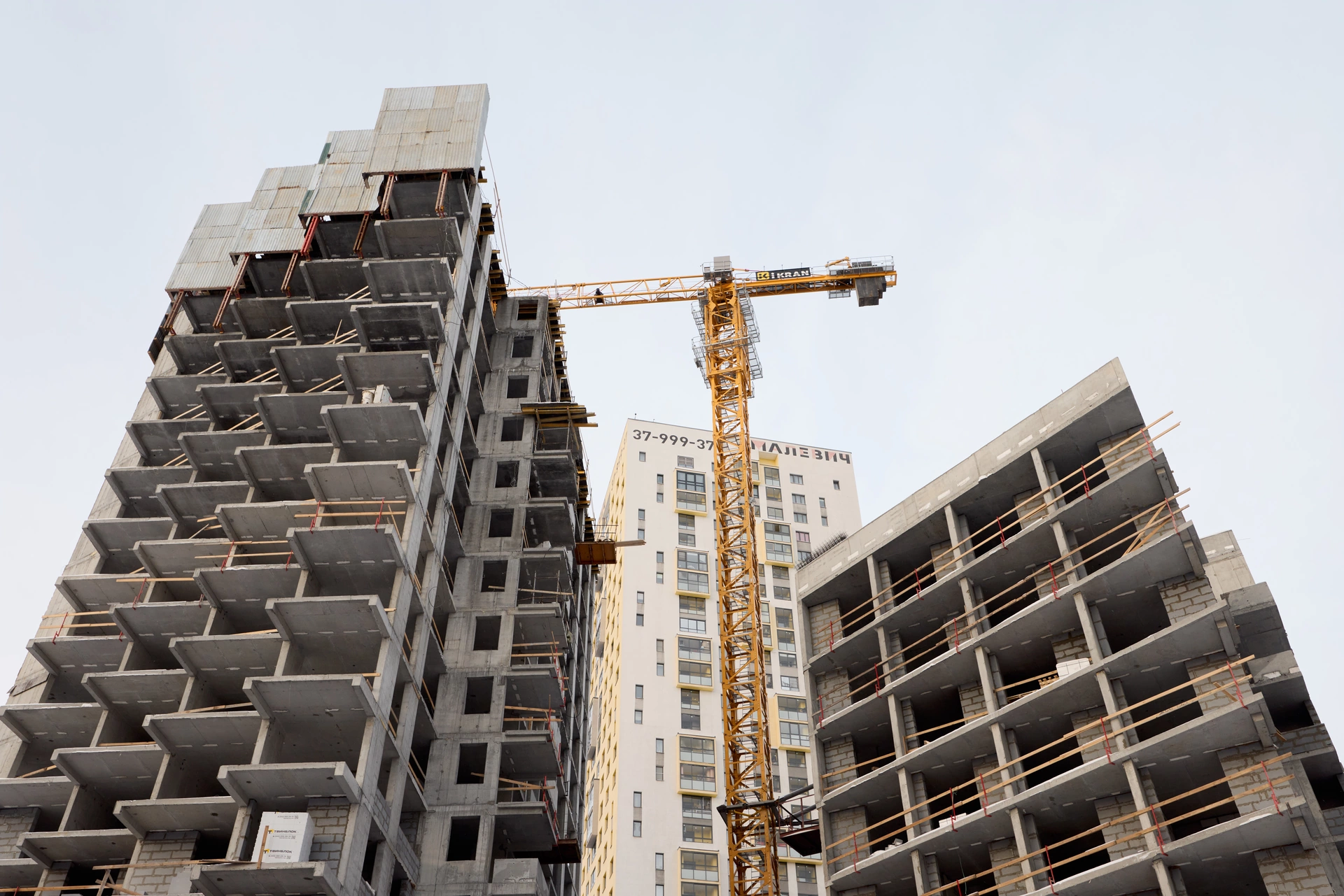 Малевич

1 секция шестого дома

возвели монолитные стены 18 этажа
выполняем кладку стен на разных этажах
монтируем вентиляционные короба на 10 этаже

2 секция шестого дома

выполняем кладку стен на разных этажах
монтируем кровлю

Фотография загружена 1 января 2026 года.