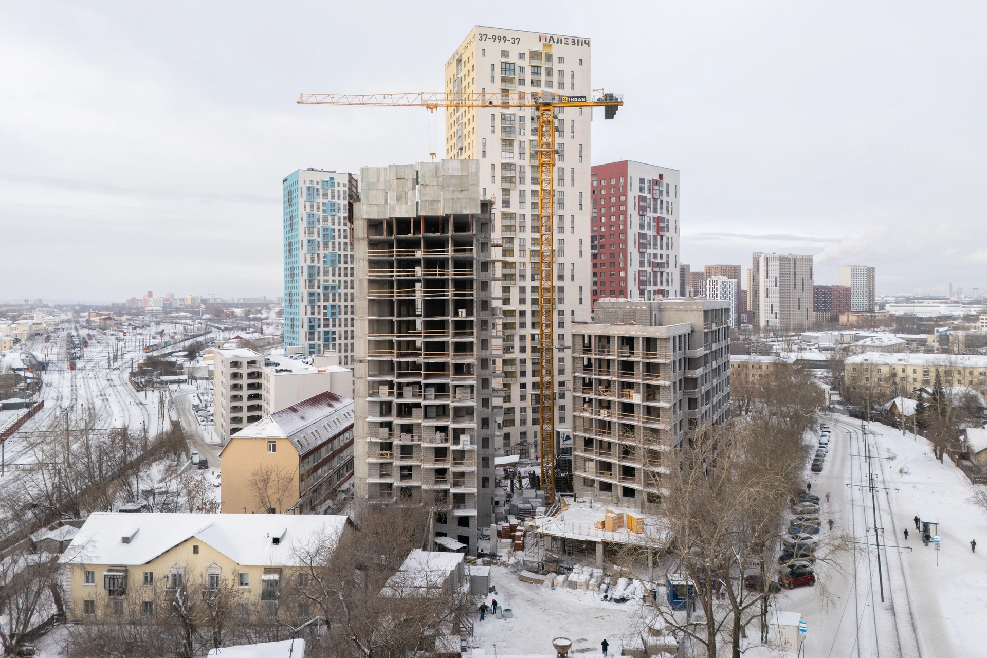 Малевич

1 секция шестого дома

возвели монолитные стены 18 этажа
выполняем кладку стен на разных этажах
монтируем вентиляционные короба на 10 этаже

2 секция шестого дома

выполняем кладку стен на разных этажах
монтируем кровлю

Фотография загружена 1 января 2026 года.