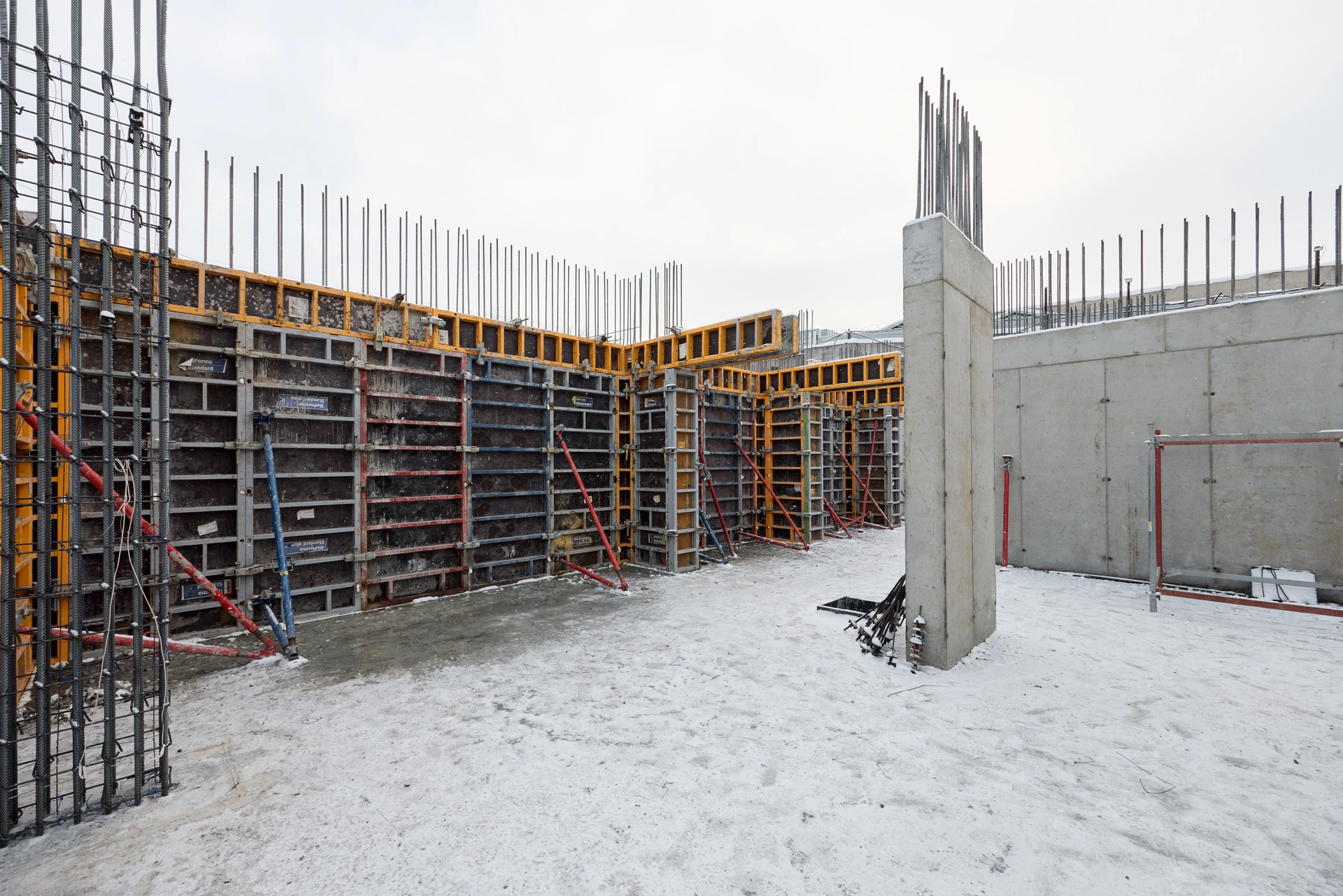 1 секция первого дома
бетонируем стены в подвале
Фотография загружена 15 января 2026 года.