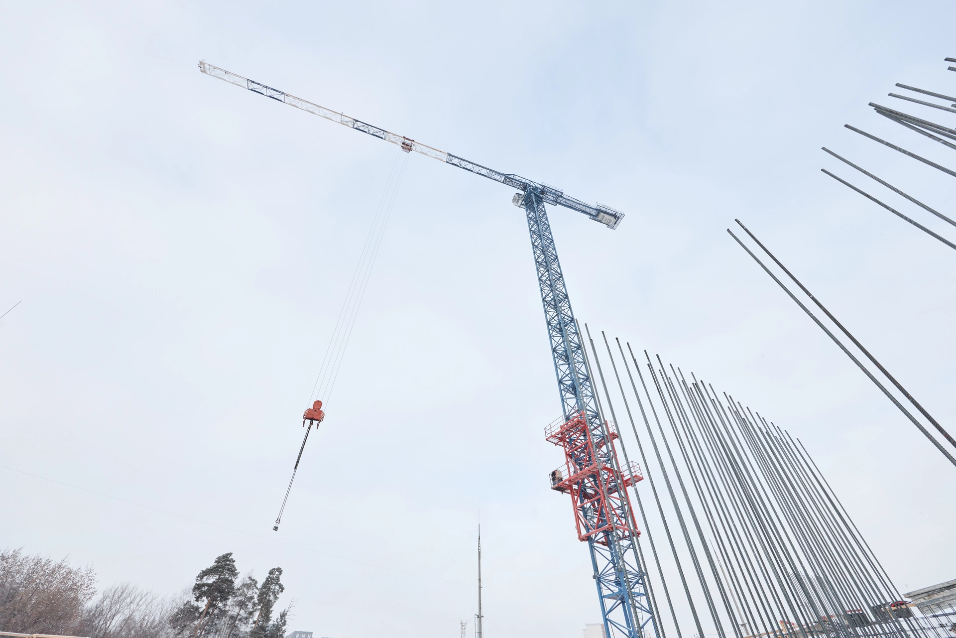 1 секция первого дома
бетонируем стены в подвале
Фотография загружена 15 января 2026 года.