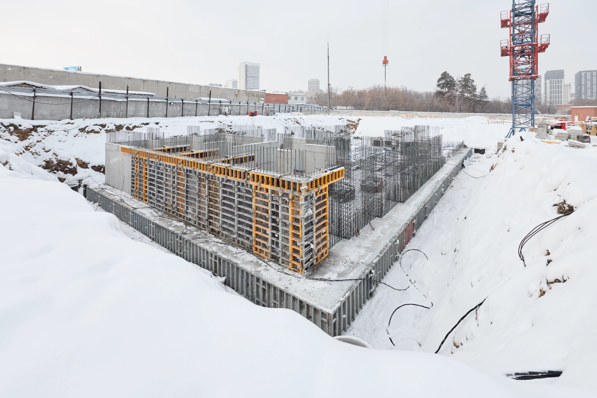 1 секция первого дома
бетонируем стены в подвале
Фотография загружена 15 января 2026 года.