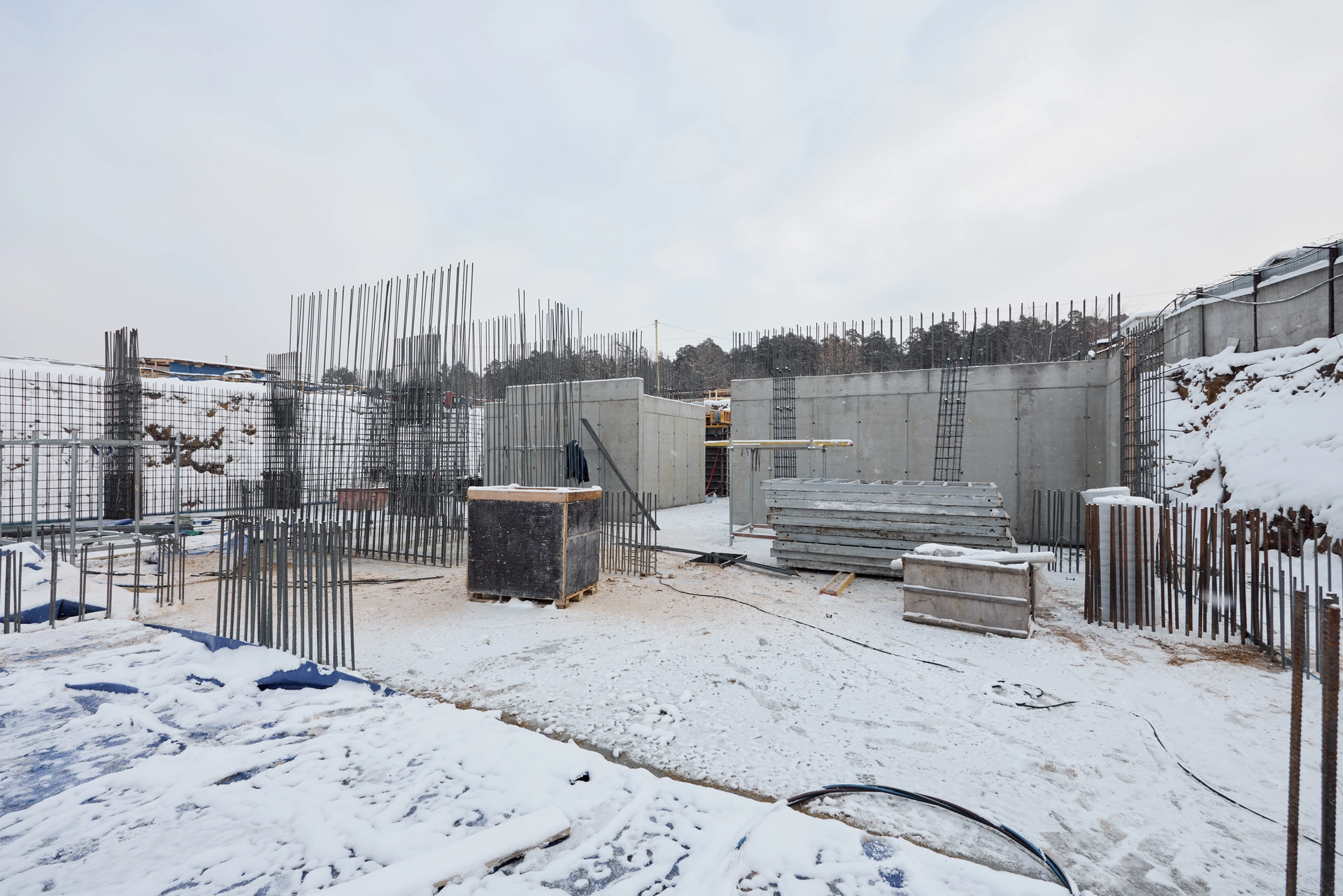 1 секция первого дома
бетонируем стены в подвале
Фотография загружена 15 января 2026 года.