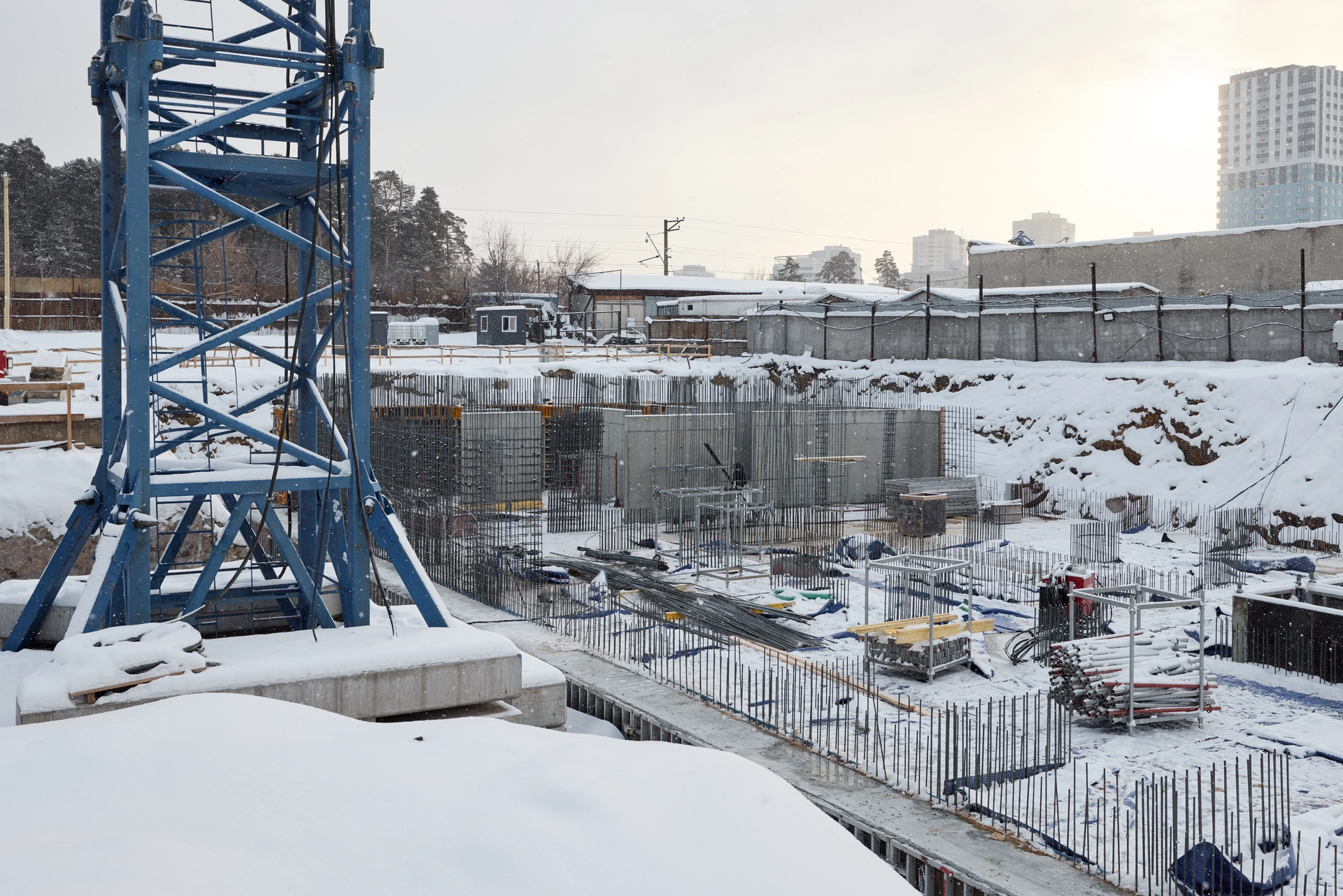 1 секция первого дома
бетонируем стены в подвале
Фотография загружена 15 января 2026 года.