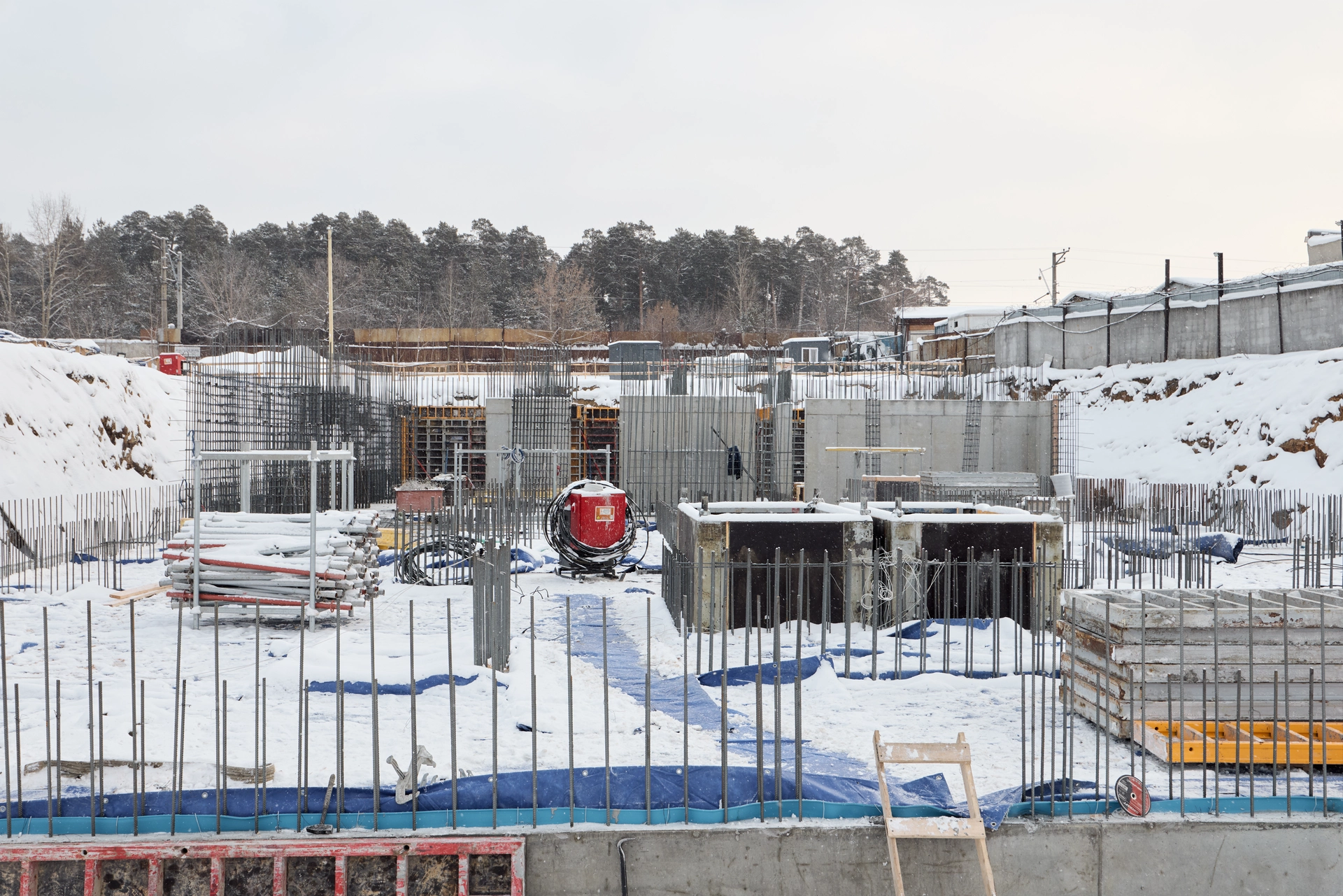 1 секция первого дома
бетонируем стены в подвале
Фотография загружена 15 января 2026 года.