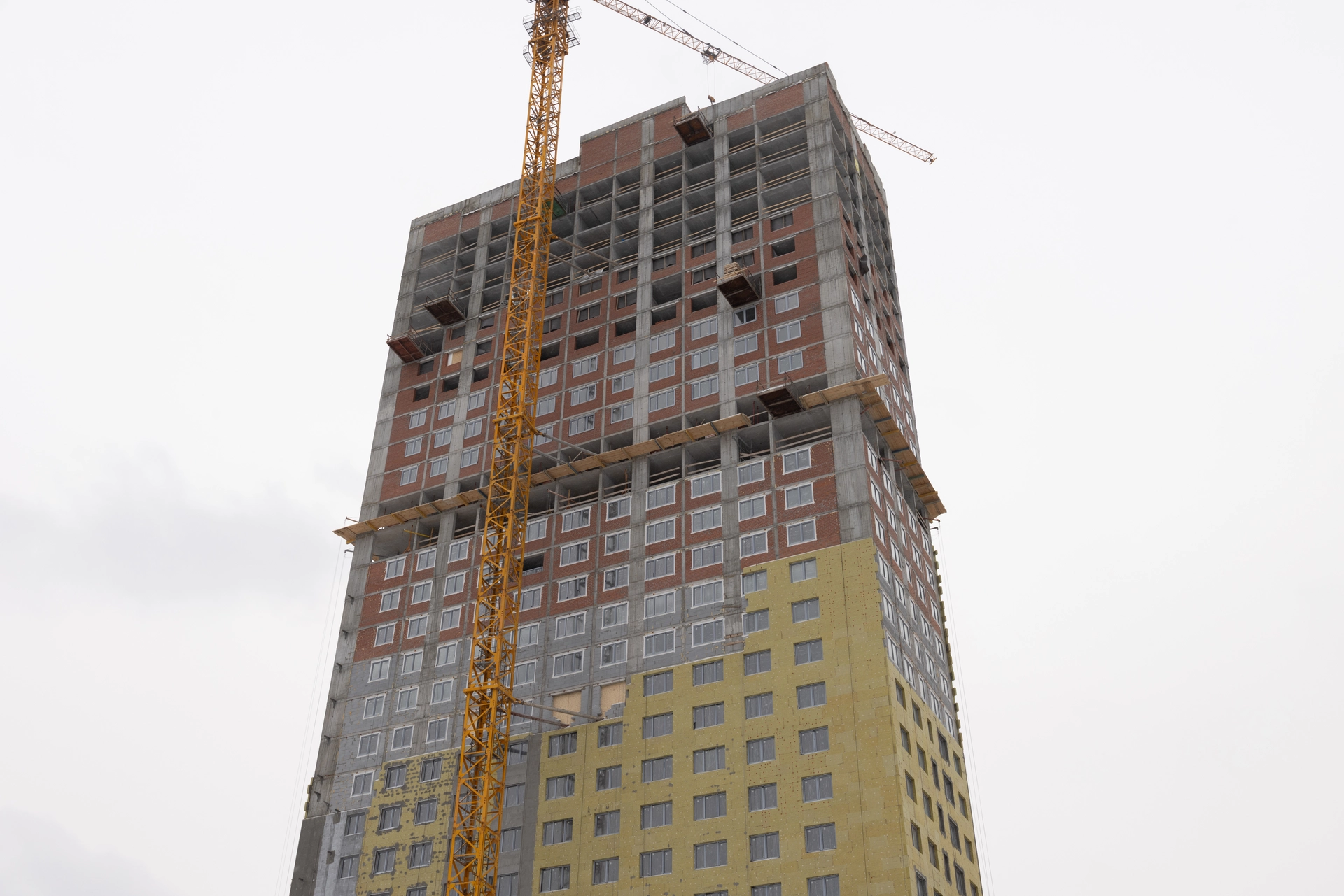 Первая башня

возводим стены на 21–26 этажах
подготавливаем демоэтажи
устанавливаем окна на 23 этаже
работаем над стяжкой пола на 10 этаже
ставим двери в квартирах на разных этажах
закладываем вентшахты и выполняем кладку стен машинного помещения на кровле
выполняем гидроизоляцию кровли
проложили наружный водопровод

Фотография загружена 1 февраля 2026 года.