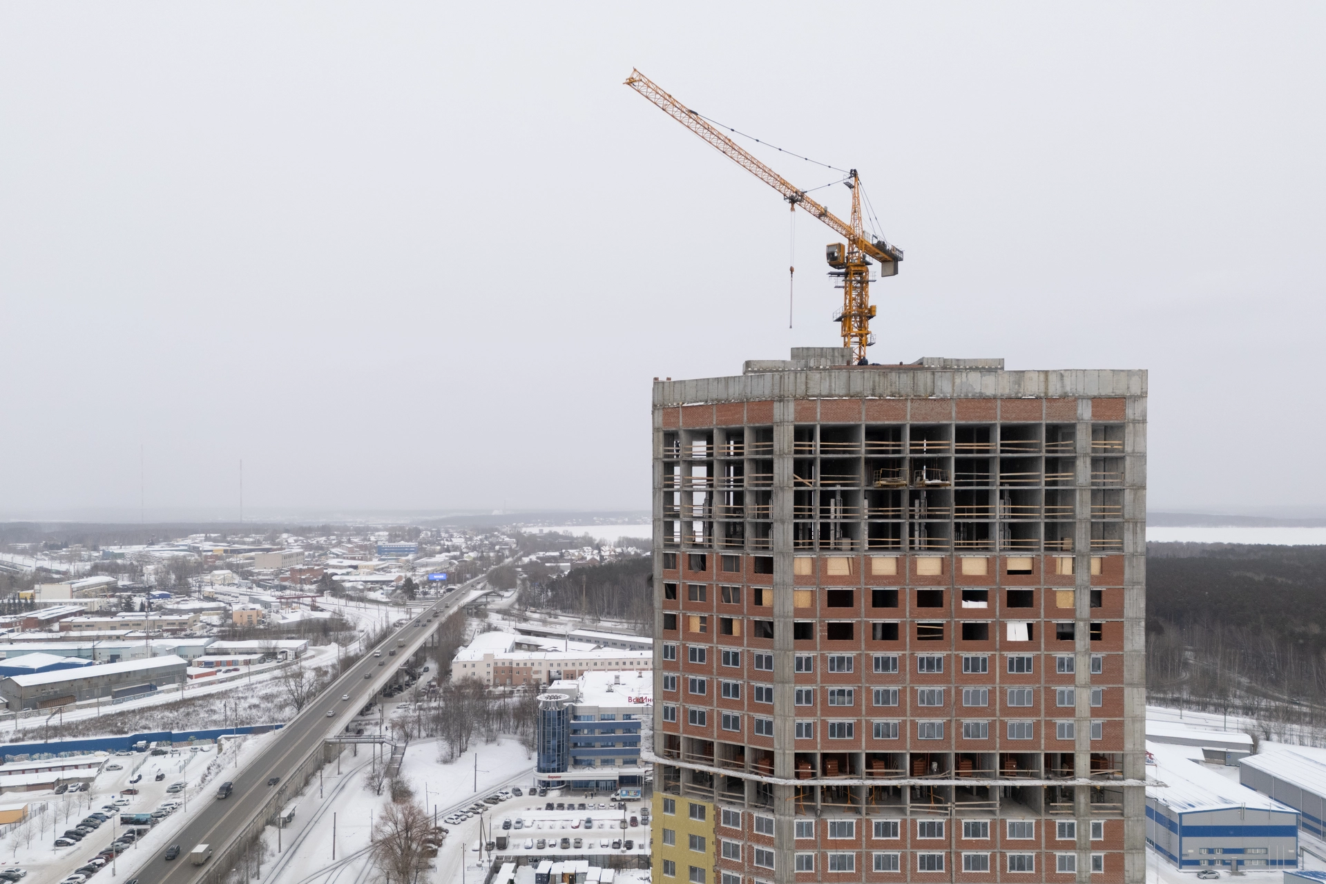 Первая башня

возводим стены на 21–26 этажах
подготавливаем демоэтажи
устанавливаем окна на 23 этаже
работаем над стяжкой пола на 10 этаже
ставим двери в квартирах на разных этажах
закладываем вентшахты и выполняем кладку стен машинного помещения на кровле
выполняем гидроизоляцию кровли
проложили наружный водопровод

Фотография загружена 1 февраля 2026 года.