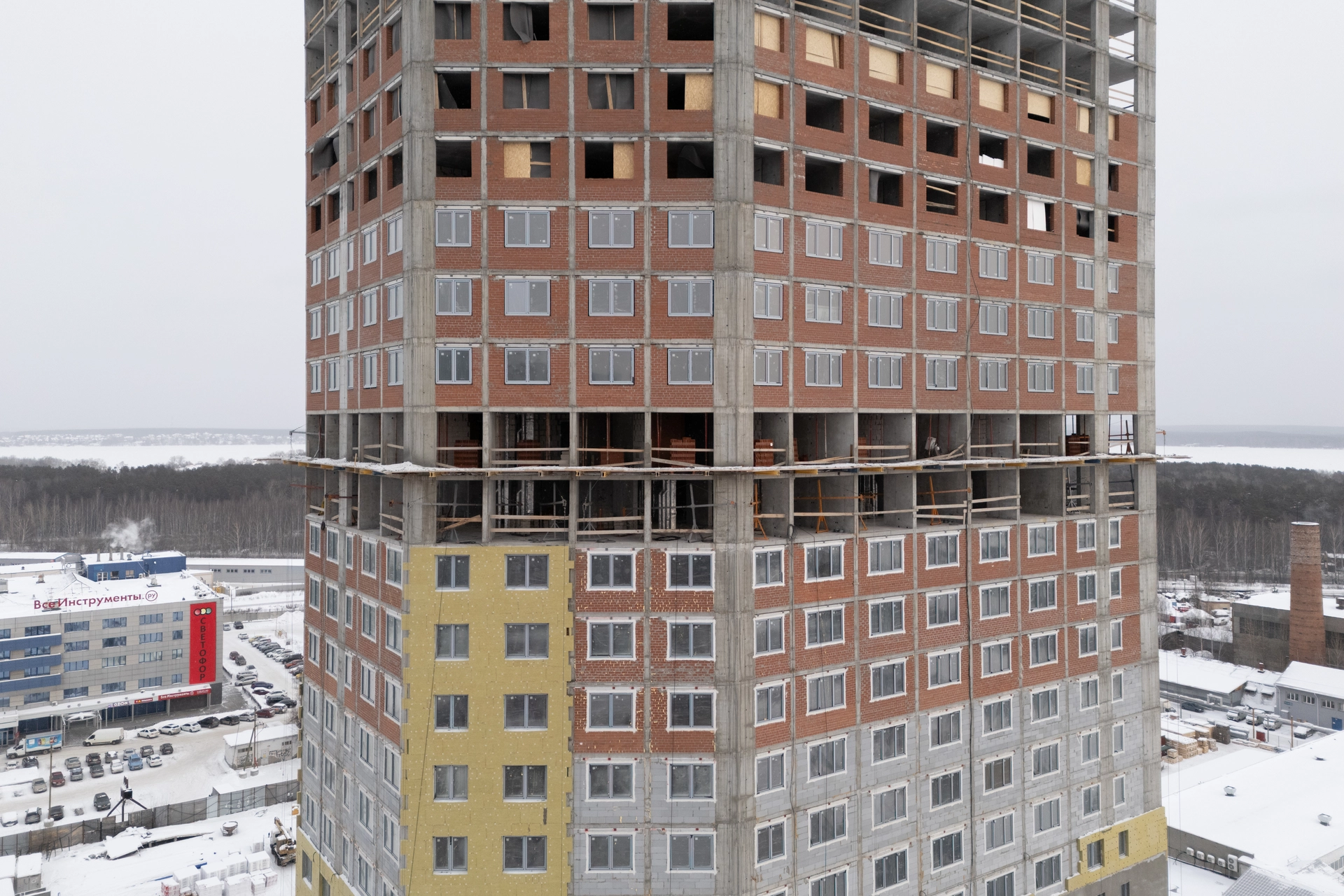 Первая башня

возводим стены на 21–26 этажах
подготавливаем демоэтажи
устанавливаем окна на 23 этаже
работаем над стяжкой пола на 10 этаже
ставим двери в квартирах на разных этажах
закладываем вентшахты и выполняем кладку стен машинного помещения на кровле
выполняем гидроизоляцию кровли
проложили наружный водопровод

Фотография загружена 1 февраля 2026 года.