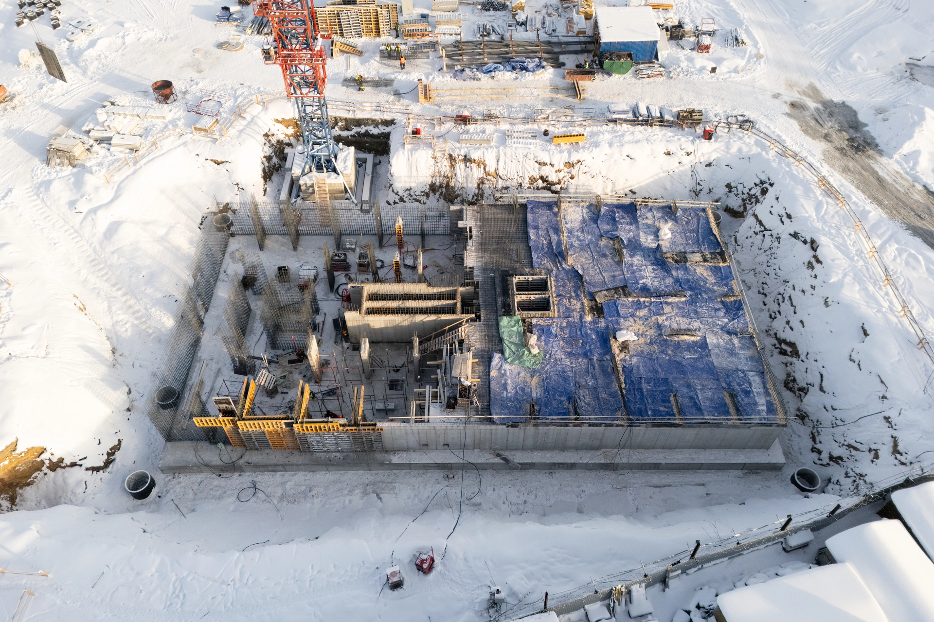 1 секция первого дома

завершили монолитные работы в подвале
работаем над армированием стен 1 этажа
делаем пристенный дренаж
устанавливаем видеонаблюдение на площадке

Фотография загружена 1 февраля 2026 года.