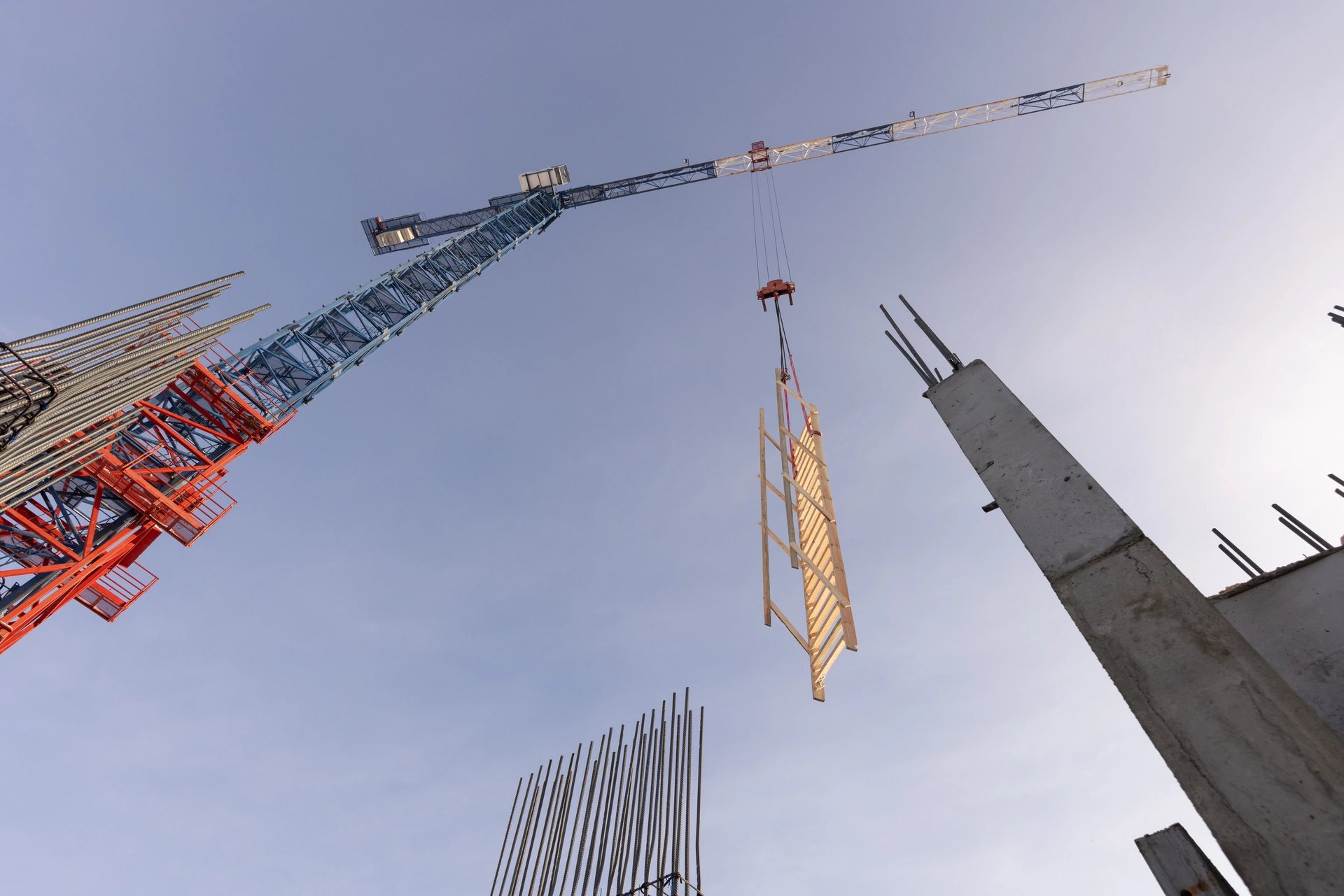 1 секция первого дома

завершили монолитные работы в подвале
работаем над армированием стен 1 этажа
делаем пристенный дренаж
устанавливаем видеонаблюдение на площадке

Фотография загружена 1 февраля 2026 года.