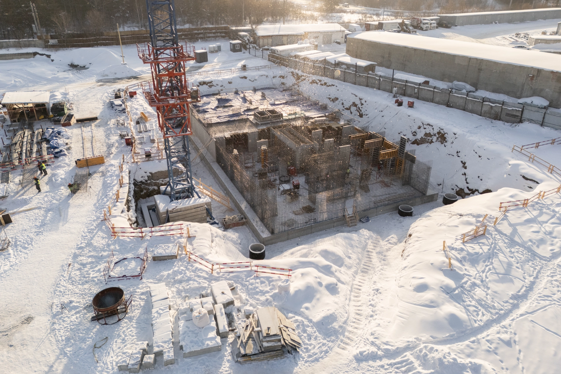 1 секция первого дома

завершили монолитные работы в подвале
работаем над армированием стен 1 этажа
делаем пристенный дренаж
устанавливаем видеонаблюдение на площадке

Фотография загружена 1 февраля 2026 года.