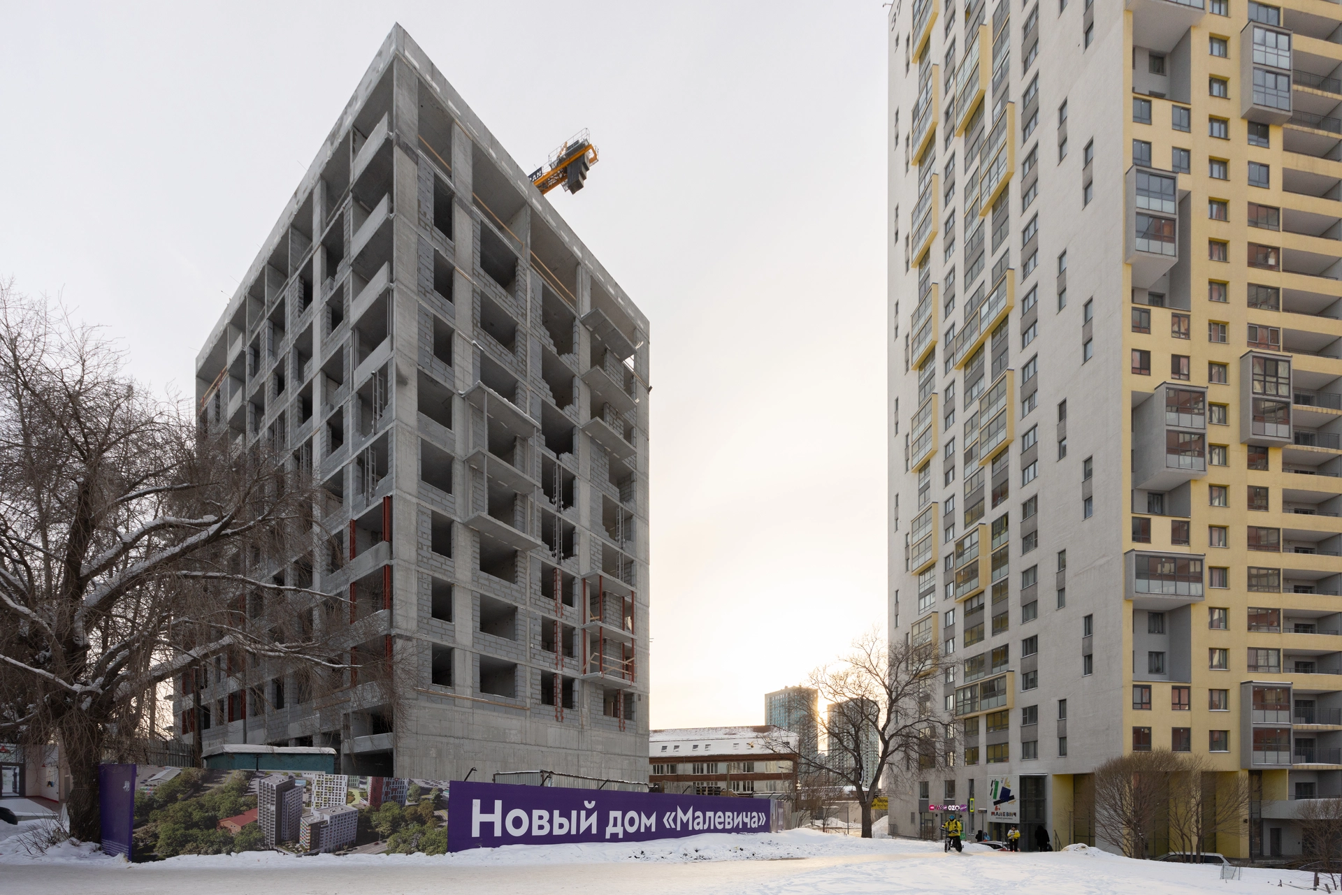 1 секция шестого дома

залили плиту перекрытия над техэтажом
возводим стены на 10 и 13 этажах
работаем над устройством магистралей отопления
монтируем воздуховоды
завершаем кровельные работы

Фотография загружена 1 февраля 2026 года.