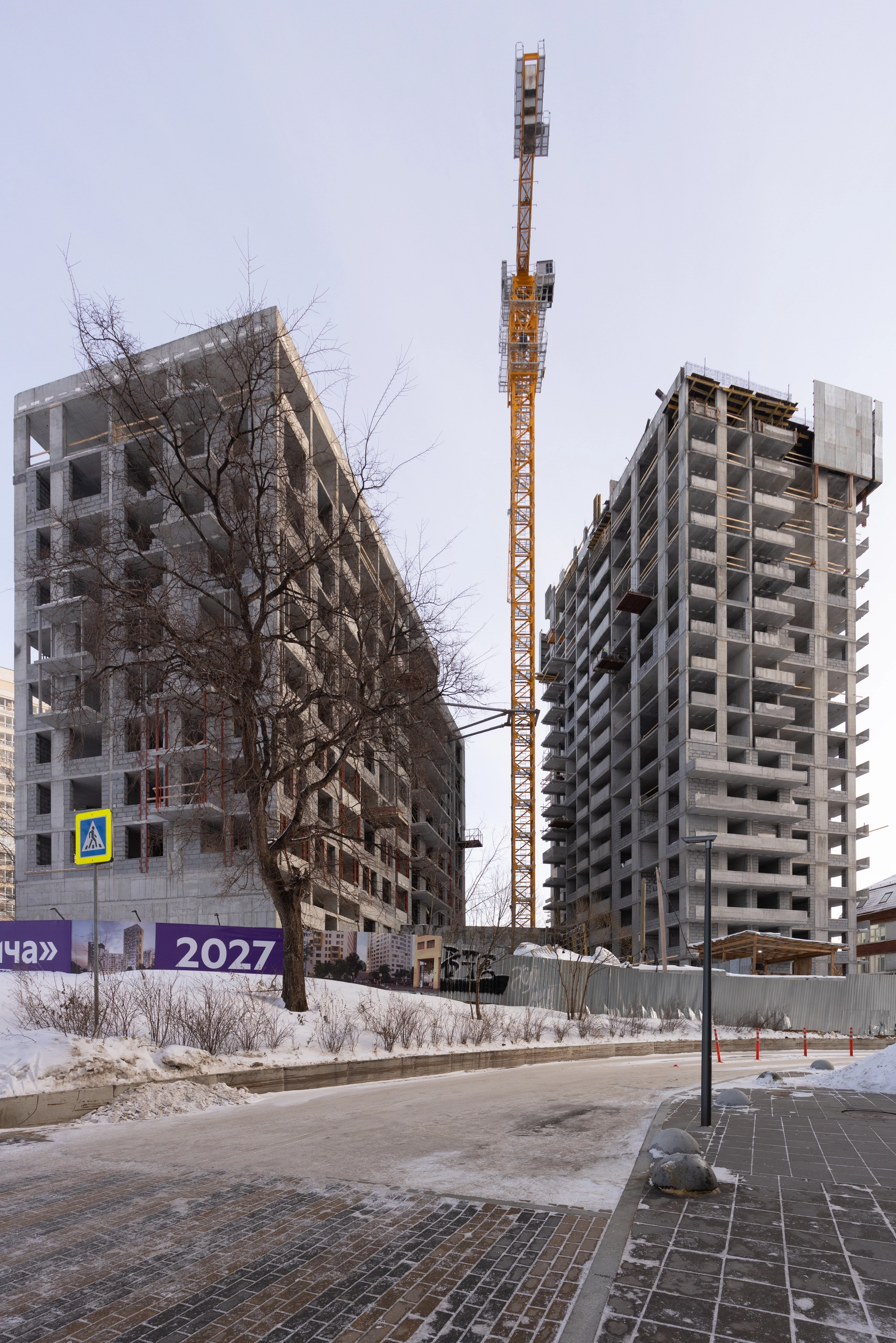 1 секция шестого дома

залили плиту перекрытия над техэтажом
возводим стены на 10 и 13 этажах
работаем над устройством магистралей отопления
монтируем воздуховоды
завершаем кровельные работы

Фотография загружена 1 февраля 2026 года.