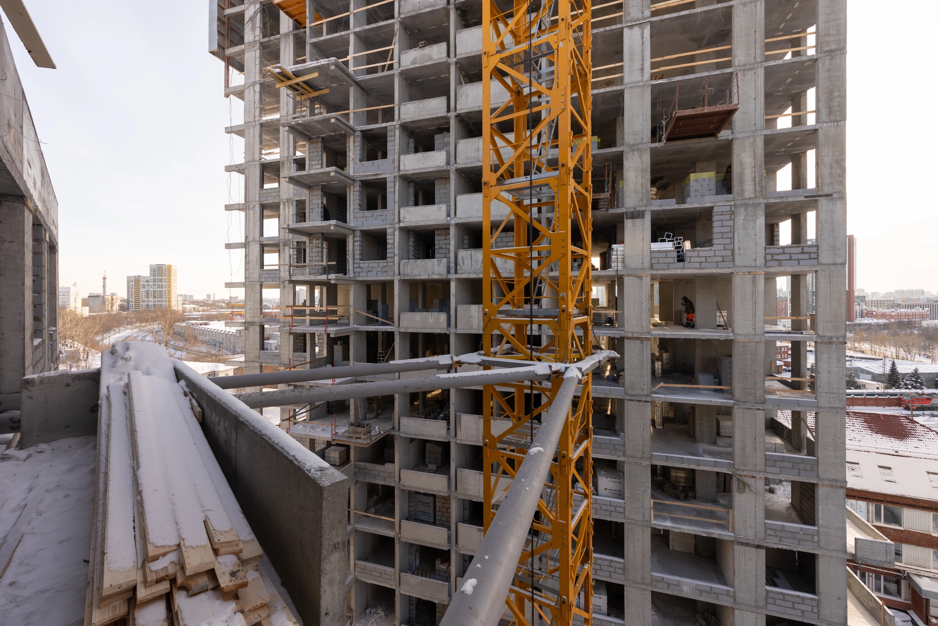 1 секция шестого дома

залили плиту перекрытия над техэтажом
возводим стены на 10 и 13 этажах
работаем над устройством магистралей отопления
монтируем воздуховоды
завершаем кровельные работы

Фотография загружена 1 февраля 2026 года.