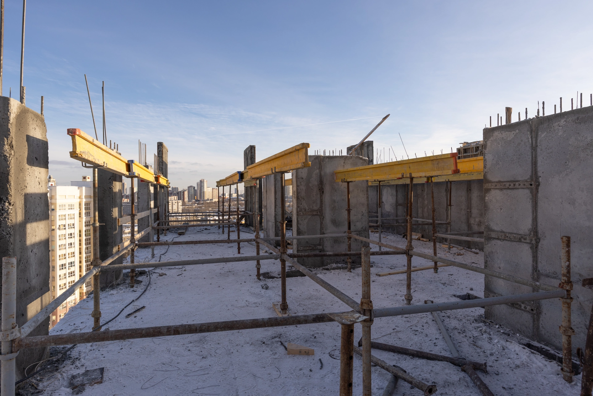 1 секция шестого дома

залили плиту перекрытия над техэтажом
возводим стены на 10 и 13 этажах
работаем над устройством магистралей отопления
монтируем воздуховоды
завершаем кровельные работы

Фотография загружена 1 февраля 2026 года.