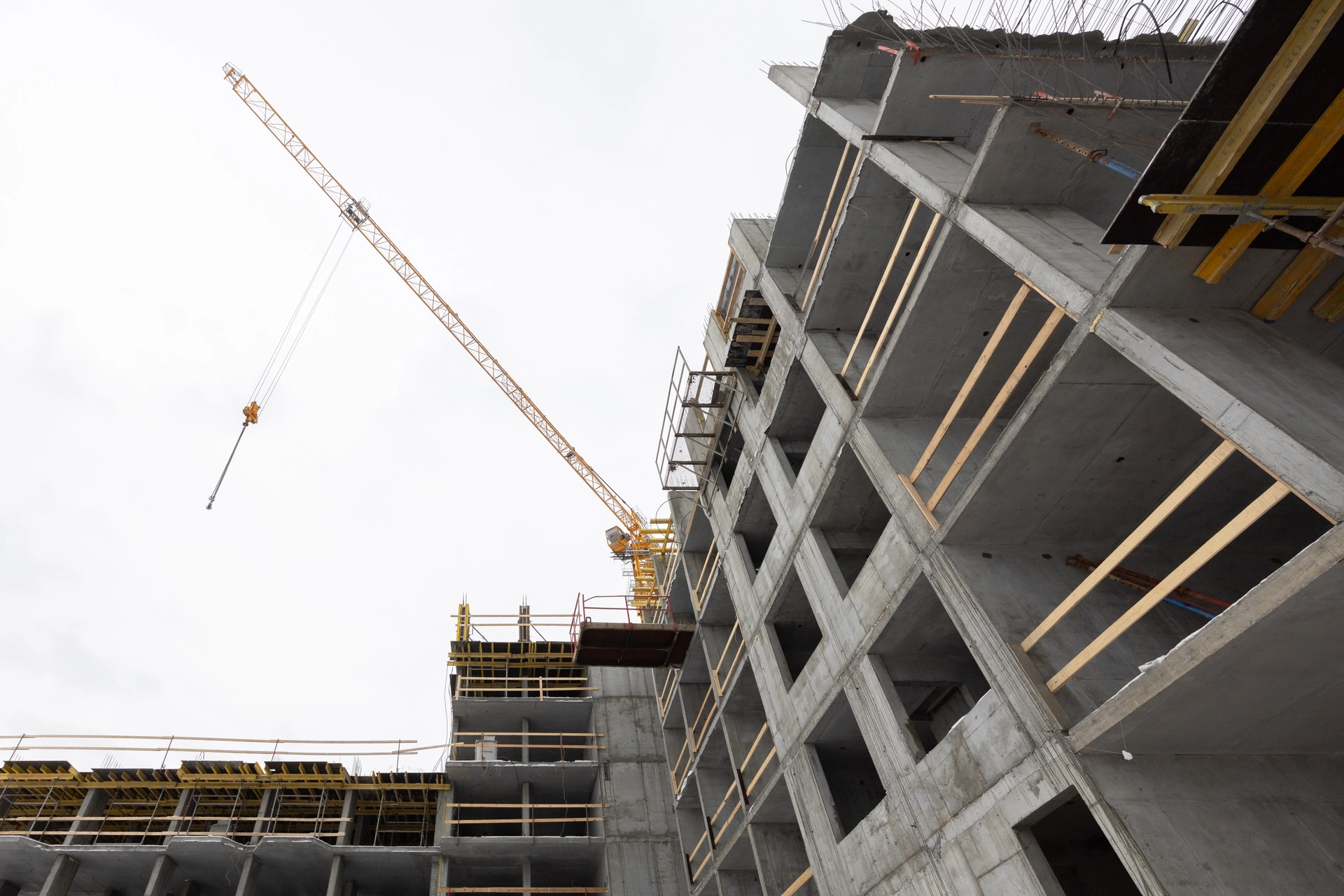 6 секция второго дома

построили 6 этаж

7 секция второго дома

возвели стены 7 этажа
начали кладку стен на 1 этаже

разрабатываем котлован второй части паркинга

Фотография загружена 1 февраля 2026 года.