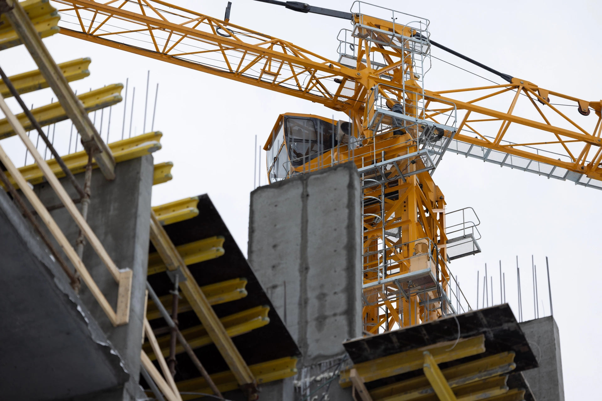 6 секция второго дома

построили 6 этаж

7 секция второго дома

возвели стены 7 этажа
начали кладку стен на 1 этаже

разрабатываем котлован второй части паркинга

Фотография загружена 1 февраля 2026 года.