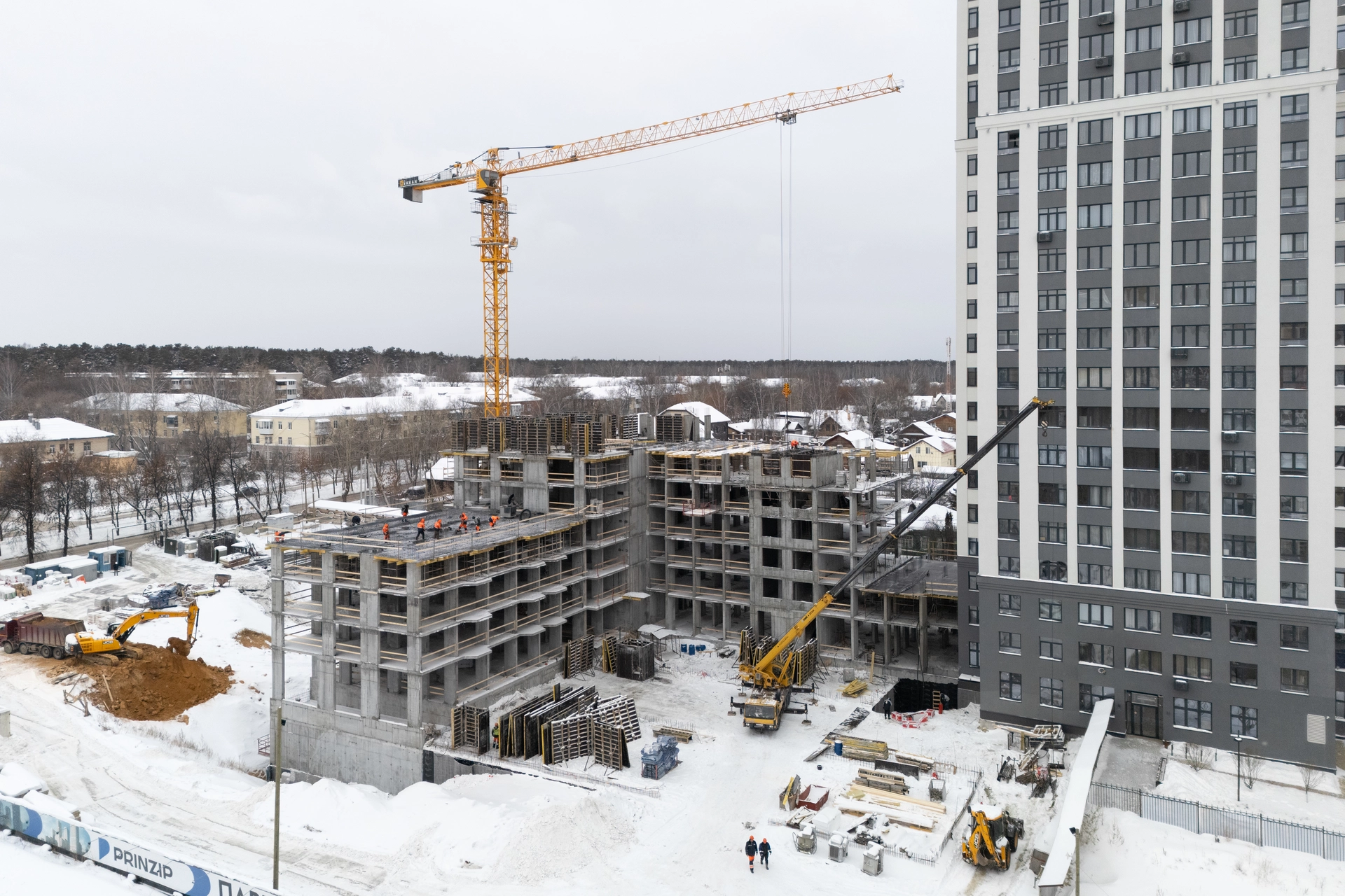 6 секция второго дома

построили 6 этаж

7 секция второго дома

возвели стены 7 этажа
начали кладку стен на 1 этаже

разрабатываем котлован второй части паркинга

Фотография загружена 1 февраля 2026 года.