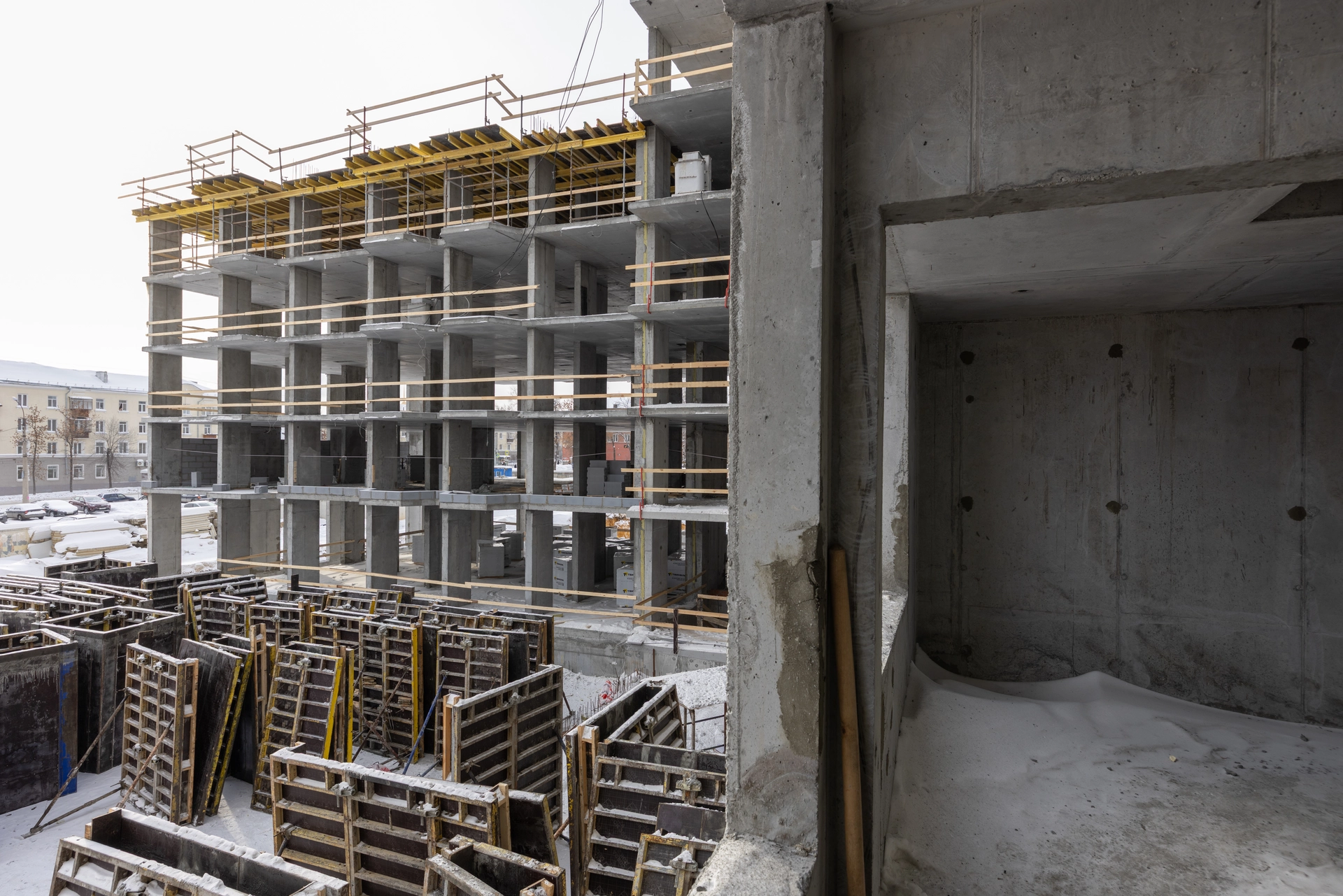 Парк Победы
6 секция второго дома
возводим стены 7 этажа
7 секция второго дома
строим 8 этаж
выполняем кладку стен на −1 этаже
Паркинг
разрабатываем котлован рядом с 7 секцией
Фотография загружена 15 февраля 2026 года.