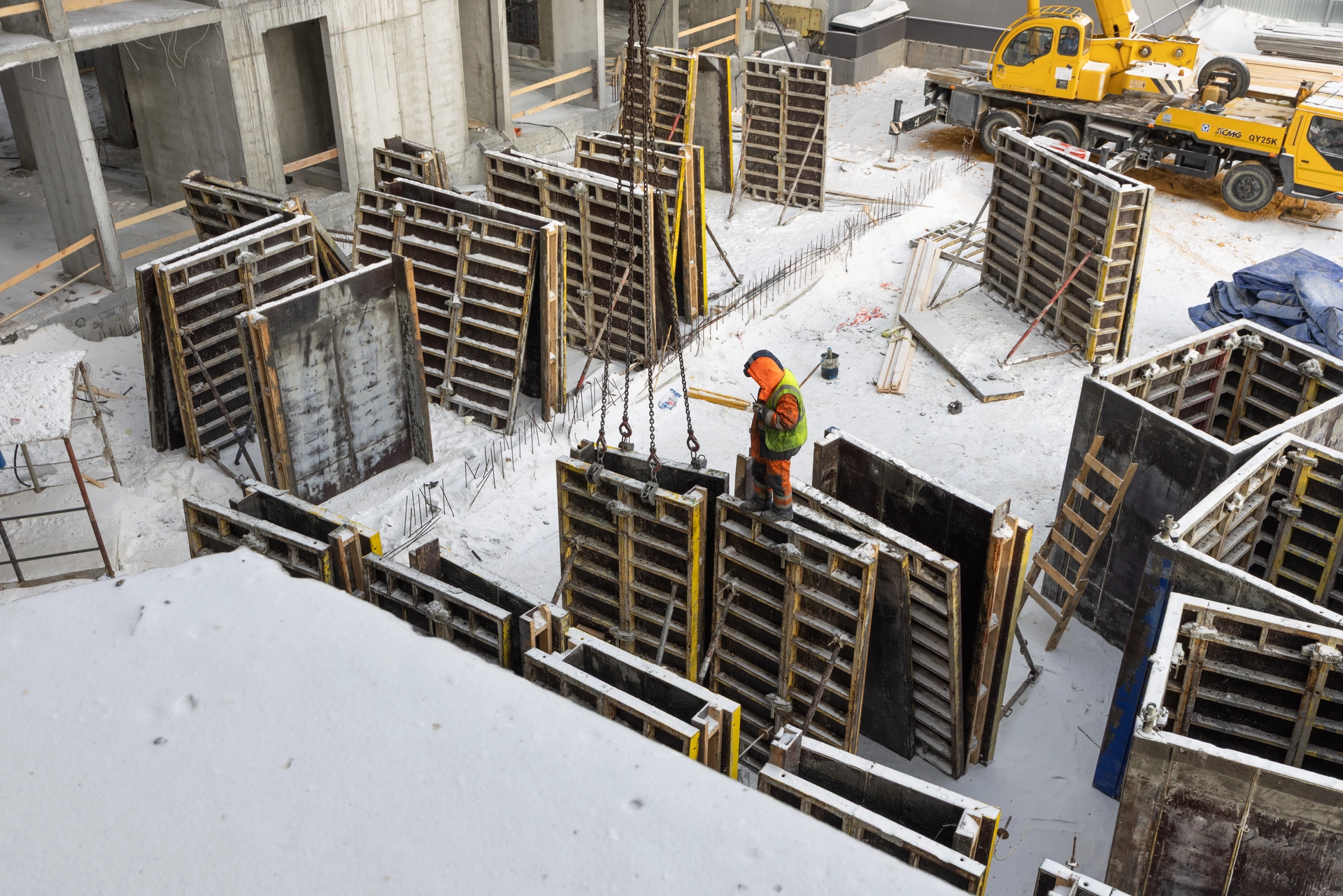 Парк Победы
6 секция второго дома
возводим стены 7 этажа
7 секция второго дома
строим 8 этаж
выполняем кладку стен на −1 этаже
Паркинг
разрабатываем котлован рядом с 7 секцией
Фотография загружена 15 февраля 2026 года.