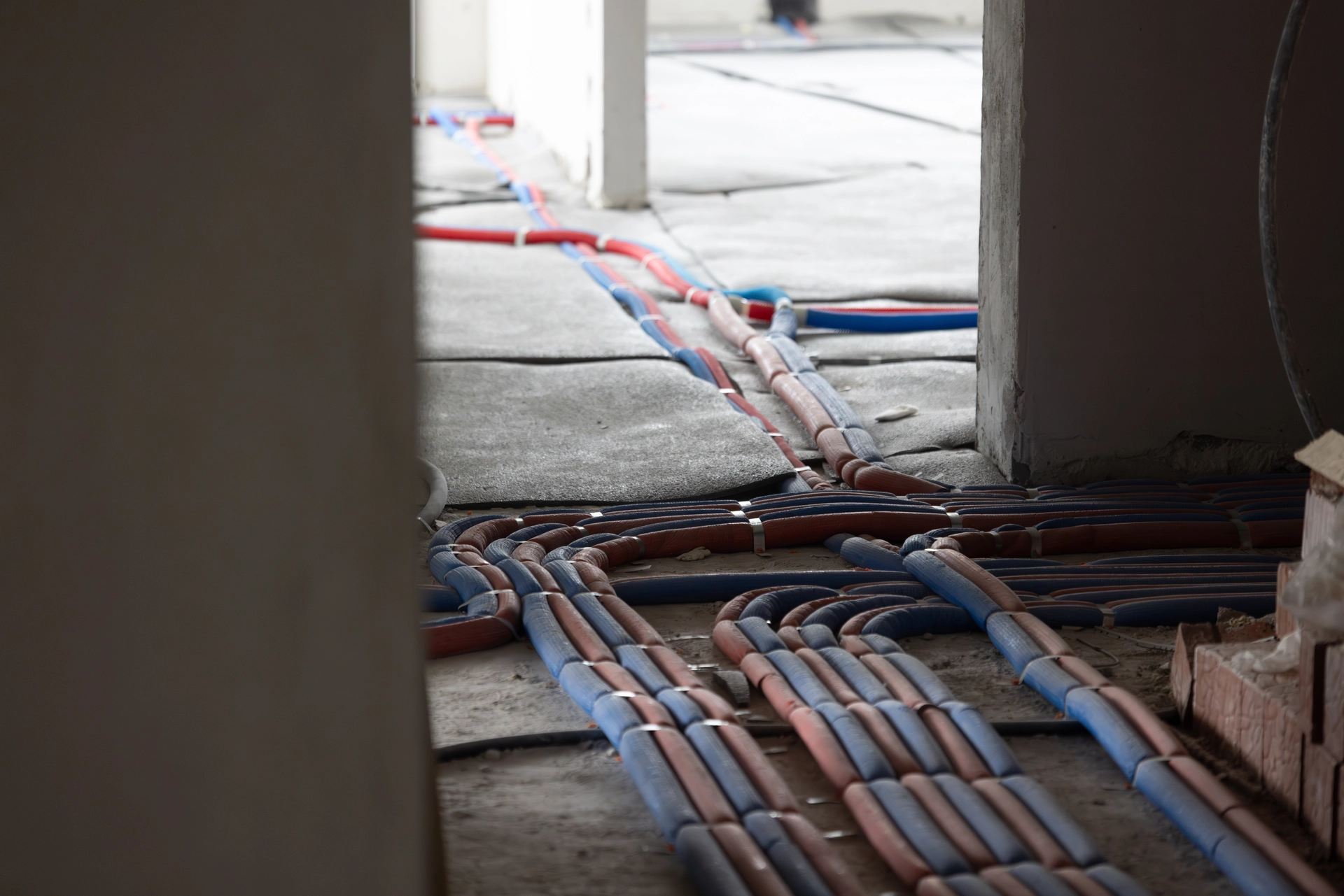 Шарташ Парк

Первая башня

занимаемся кровельными работами
выполняем кладку стен на 27 этаже, техэтаже и кровле
устанавливаем окна на 24 этаже
работаем над стяжкой пола на 11 этаже
ставим двери в квартирах на 5 этаже
кладём плитку в местах общего пользования и санузлах в квартирах до 5 этажа
приступили к устройству горизонтальной разводки сантехники в санузлах
монтируем спринклерную систему пожаротушения на 7 этаже

Фотография загружена 15 февраля 2026 года.