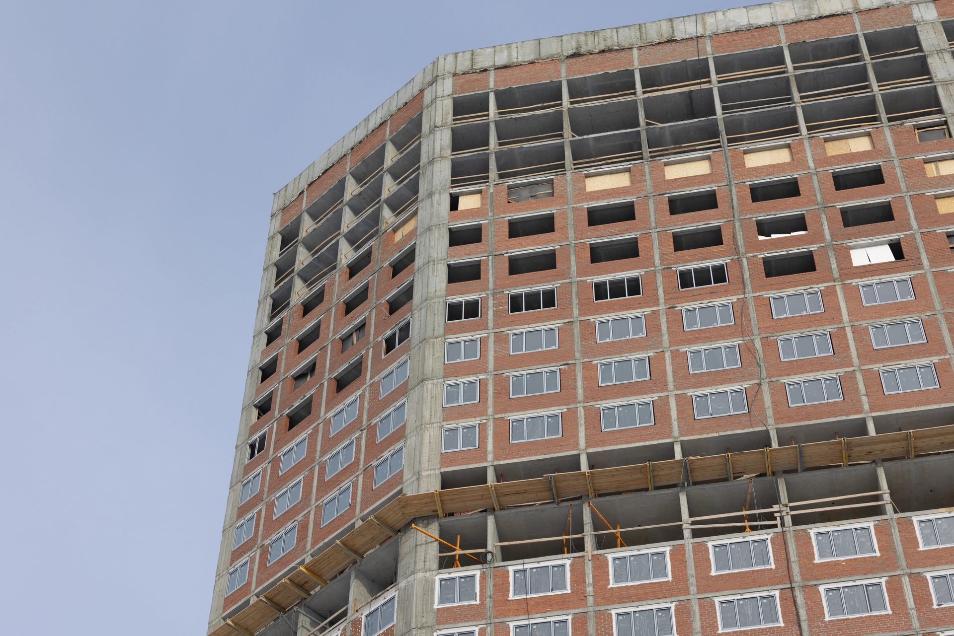 Шарташ Парк

Первая башня

занимаемся кровельными работами
выполняем кладку стен на 27 этаже, техэтаже и кровле
устанавливаем окна на 24 этаже
работаем над стяжкой пола на 11 этаже
ставим двери в квартирах на 5 этаже
кладём плитку в местах общего пользования и санузлах в квартирах до 5 этажа
приступили к устройству горизонтальной разводки сантехники в санузлах
монтируем спринклерную систему пожаротушения на 7 этаже

Фотография загружена 15 февраля 2026 года.