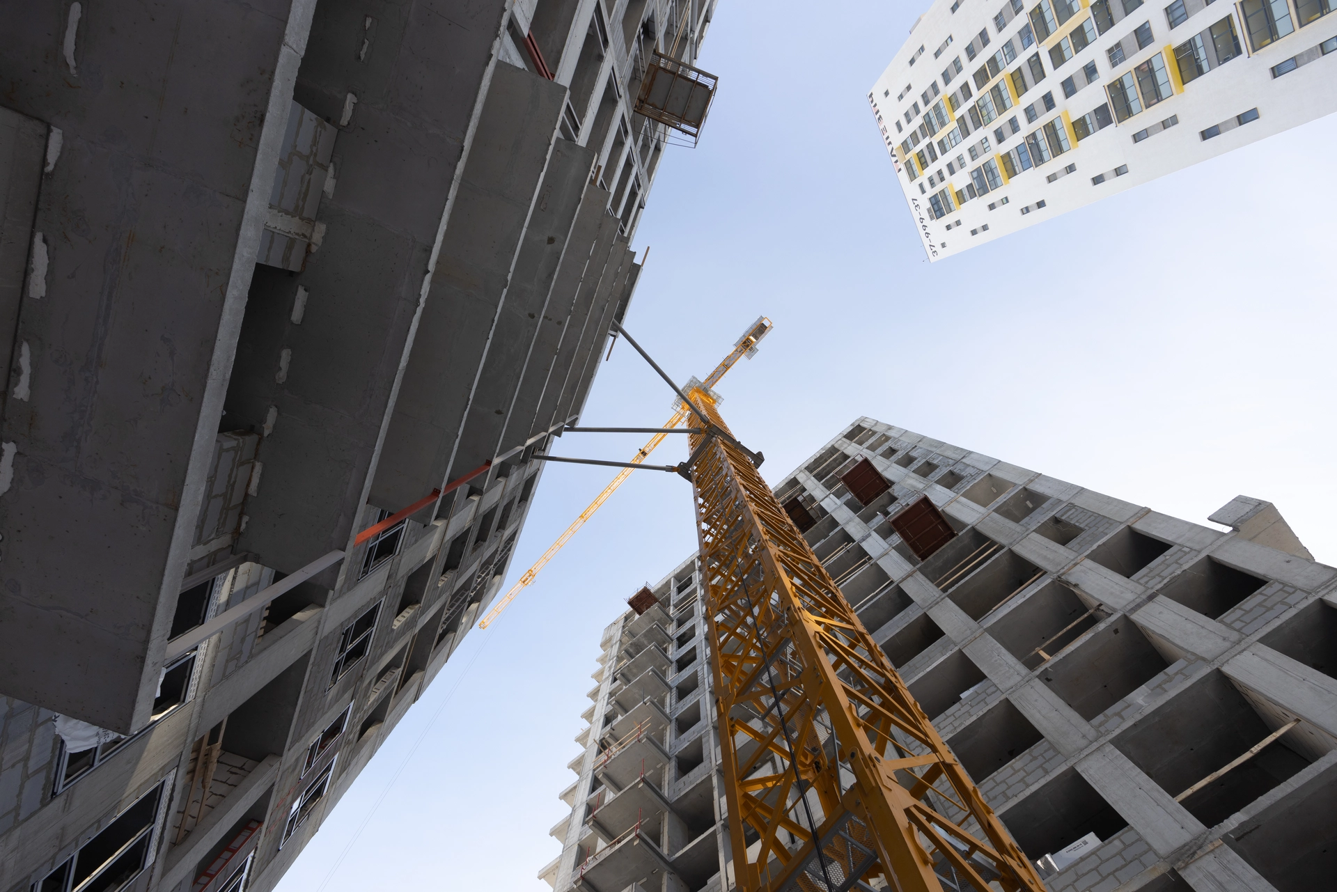 Малевич

1 секция шестого дома

завершили монолитные работы
возводим внутренние и наружные стены на 6–16 этажах
монтируем систему вентиляции на 14 этаже
работаем над устройством магистралей отопления

2 секция шестого дома

возводим внутренние и наружные стены на разных этажах
устанавливаем окна на 2–4 этажах
работаем над устройством магистралей отопления и канализации

Фотография загружена 15 февраля 2026 года.