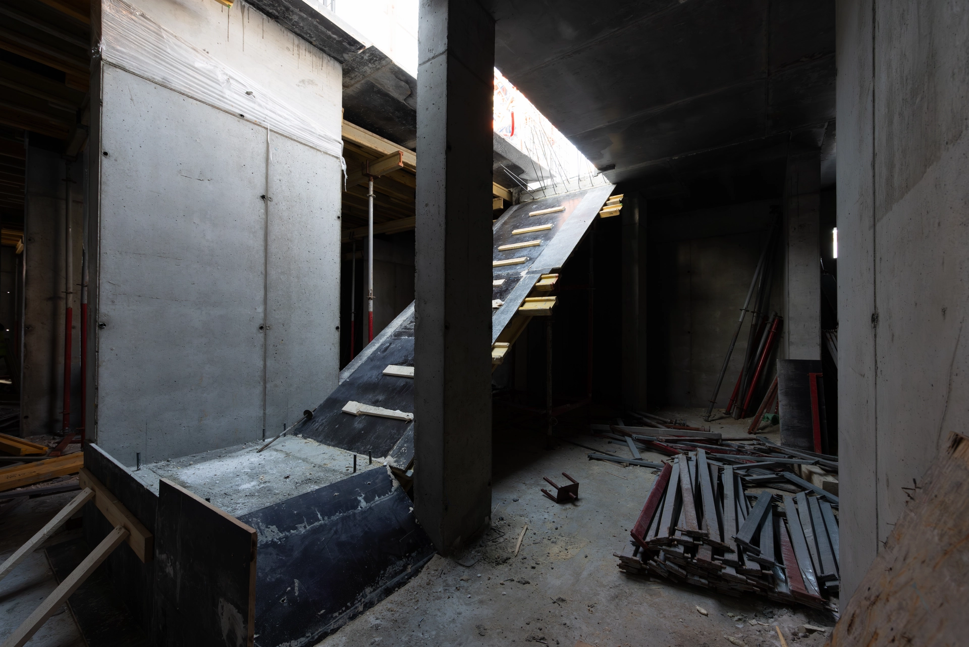 Парк Культуры

1 секция первого дома

возвели стены 1 этажа
монтируем плиты перекрытия 2 этажа

Фотография загружена 15 февраля 2026 года.