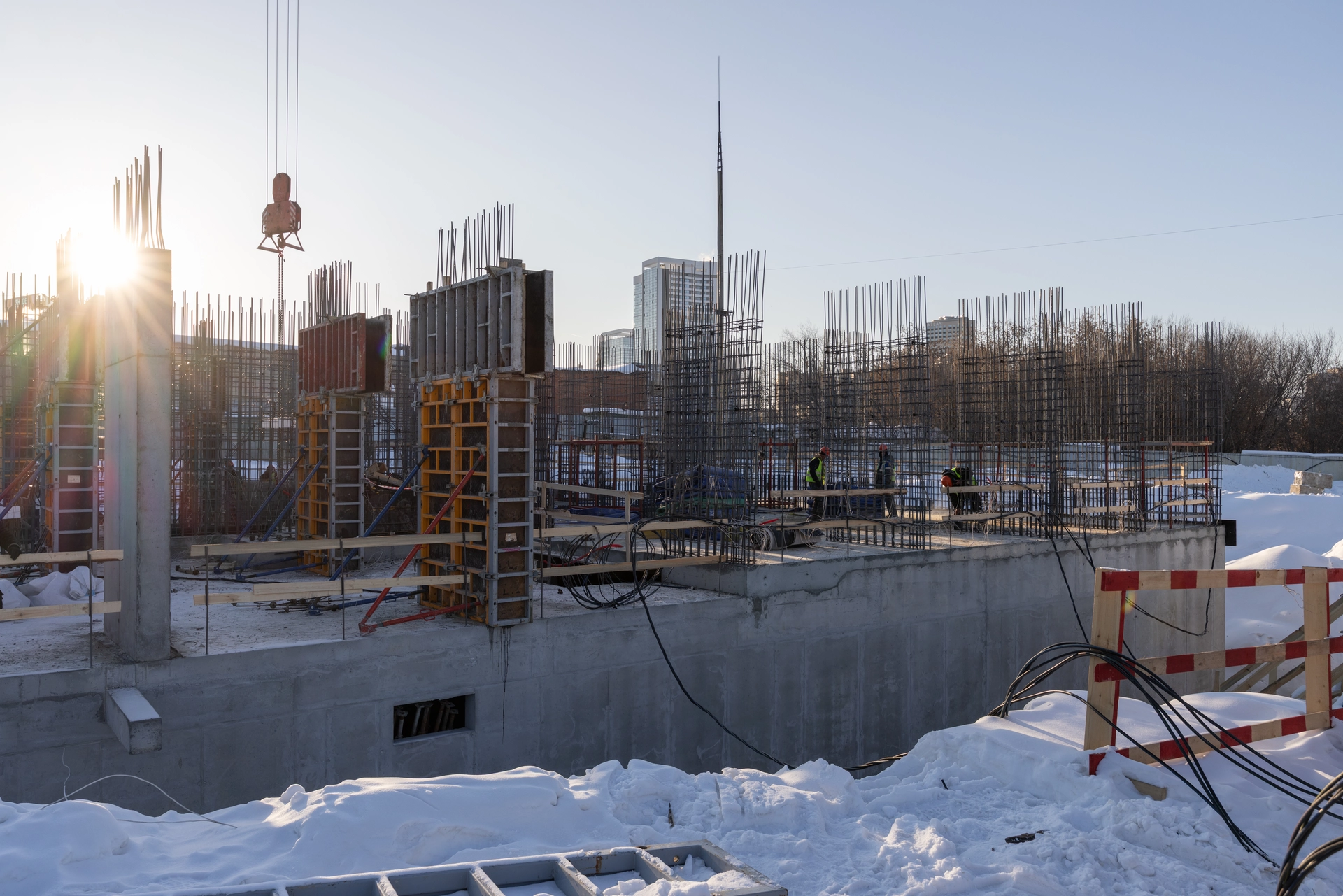 Парк Культуры

1 секция первого дома

возвели стены 1 этажа
монтируем плиты перекрытия 2 этажа

Фотография загружена 15 февраля 2026 года.