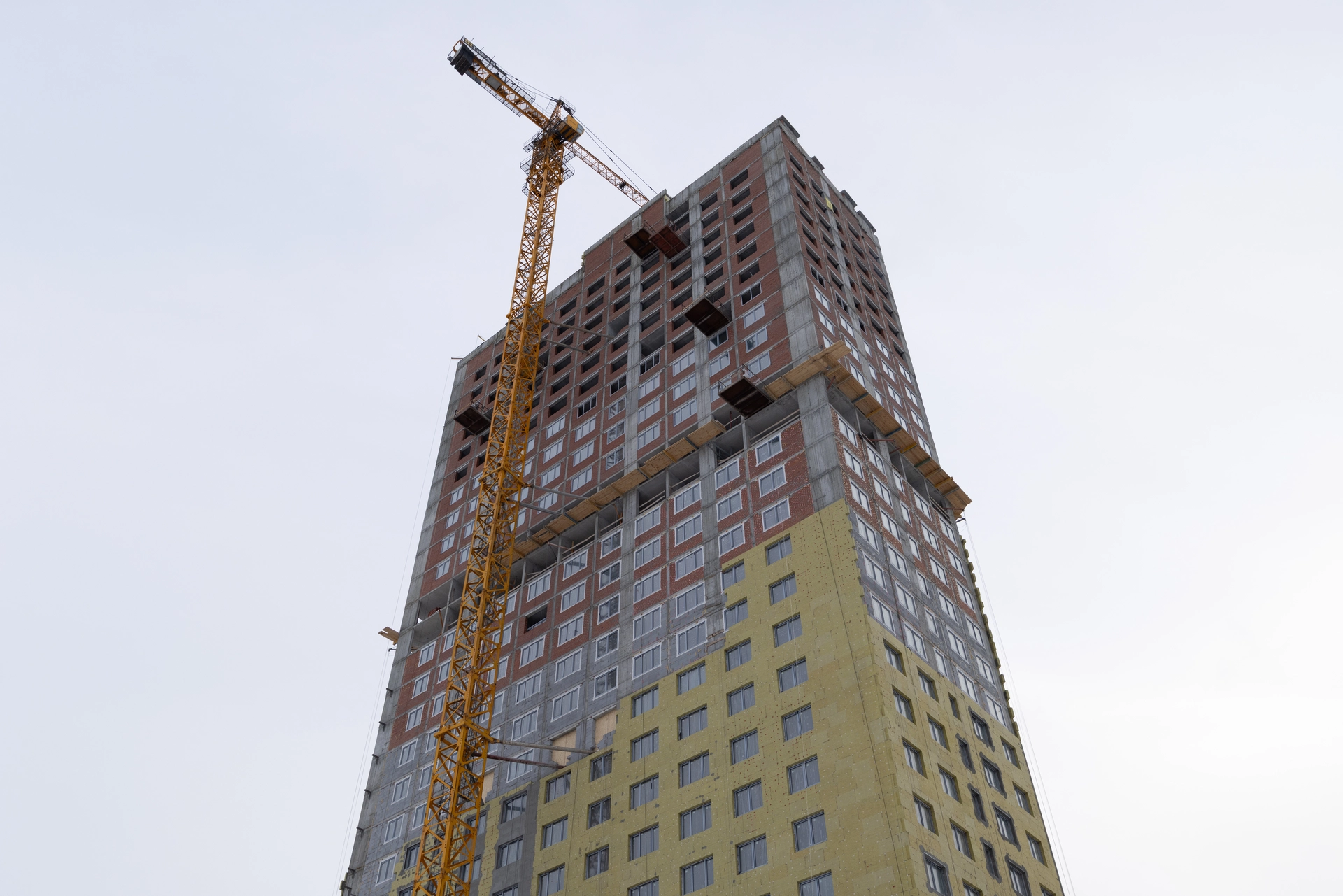 Шарташ Парк

Первая башня

возводим внутренние стены на 27 этаже и выше
ставим окна на 24 этаже, двери — до 10 этажа
устанавливаем подоконники на 3 и 5 этажах, дверные откосы — на 2 и 3 этажах
штукатурим стены на 13 этаже
кладём плитку в местах общего пользования
подготавливаем демоэтажи
монтируем спринклеры до 10 этажа
приступили к монтажу лифтов
работаем над устройством наружных сетей водоснабжения и канализации

Фотография загружена 1 марта 2026 года.