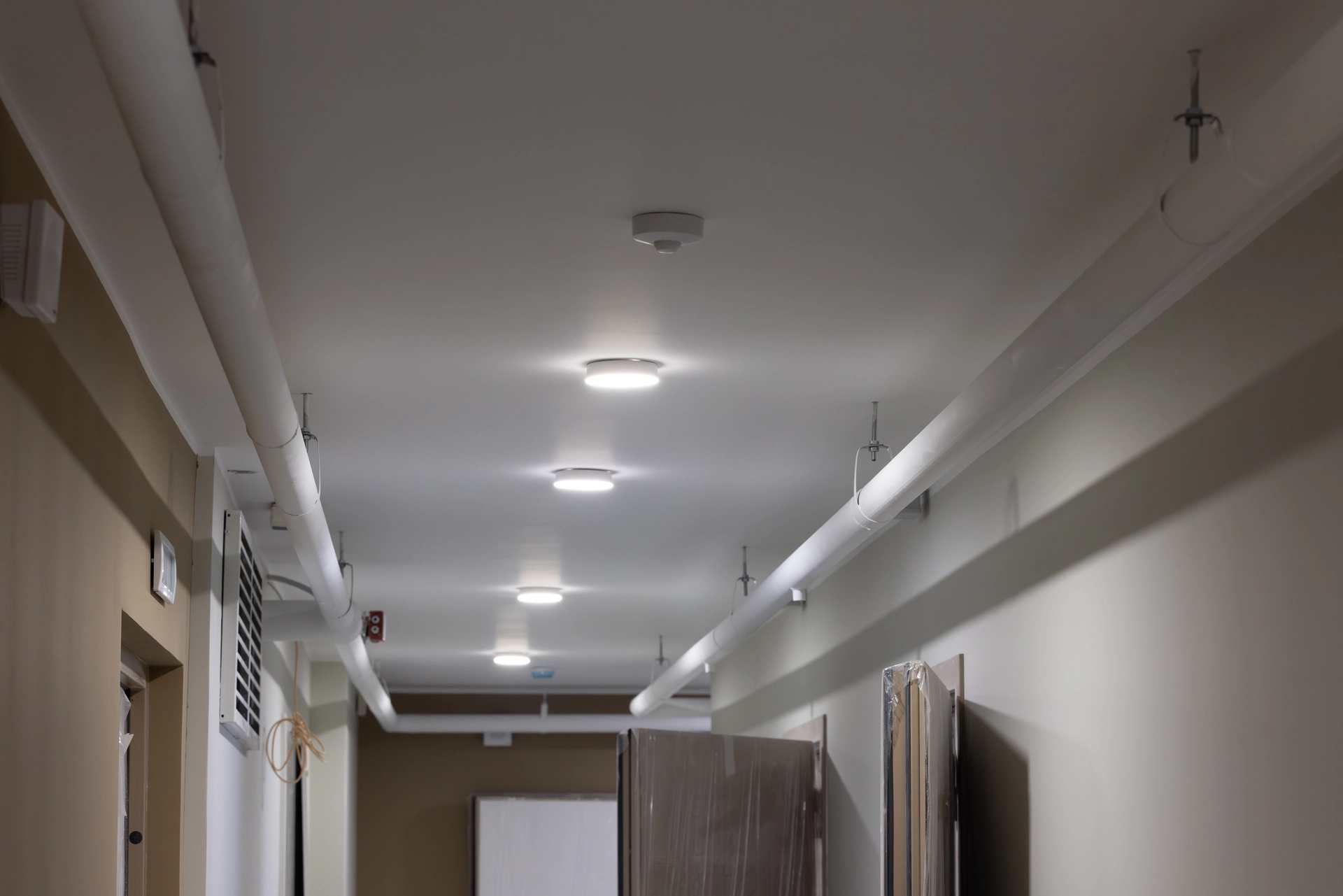 Шарташ Парк

Первая башня

возводим внутренние стены на 27 этаже и выше
ставим окна на 24 этаже, двери — до 10 этажа
устанавливаем подоконники на 3 и 5 этажах, дверные откосы — на 2 и 3 этажах
штукатурим стены на 13 этаже
кладём плитку в местах общего пользования
подготавливаем демоэтажи
монтируем спринклеры до 10 этажа
приступили к монтажу лифтов
работаем над устройством наружных сетей водоснабжения и канализации

Фотография загружена 1 марта 2026 года.