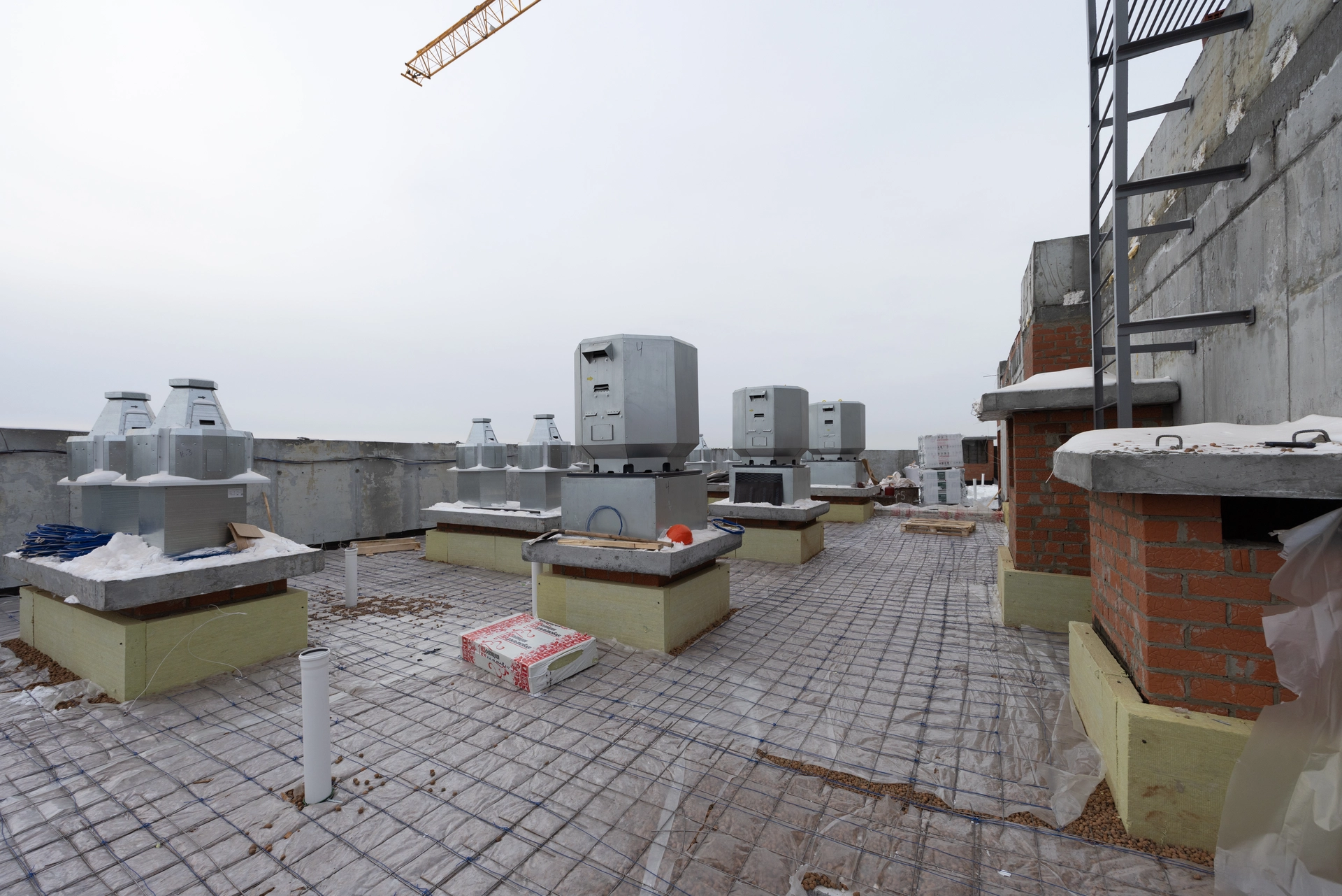 Шарташ Парк

Первая башня

возводим внутренние стены на 27 этаже и выше
ставим окна на 24 этаже, двери — до 10 этажа
устанавливаем подоконники на 3 и 5 этажах, дверные откосы — на 2 и 3 этажах
штукатурим стены на 13 этаже
кладём плитку в местах общего пользования
подготавливаем демоэтажи
монтируем спринклеры до 10 этажа
приступили к монтажу лифтов
работаем над устройством наружных сетей водоснабжения и канализации

Фотография загружена 1 марта 2026 года.