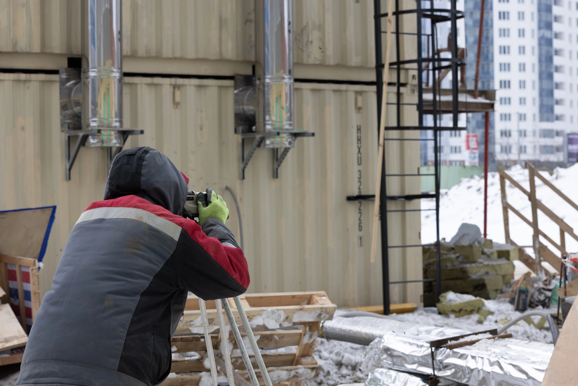 Шарташ Парк

Первая башня

возводим внутренние стены на 27 этаже и выше
ставим окна на 24 этаже, двери — до 10 этажа
устанавливаем подоконники на 3 и 5 этажах, дверные откосы — на 2 и 3 этажах
штукатурим стены на 13 этаже
кладём плитку в местах общего пользования
подготавливаем демоэтажи
монтируем спринклеры до 10 этажа
приступили к монтажу лифтов
работаем над устройством наружных сетей водоснабжения и канализации

Фотография загружена 1 марта 2026 года.