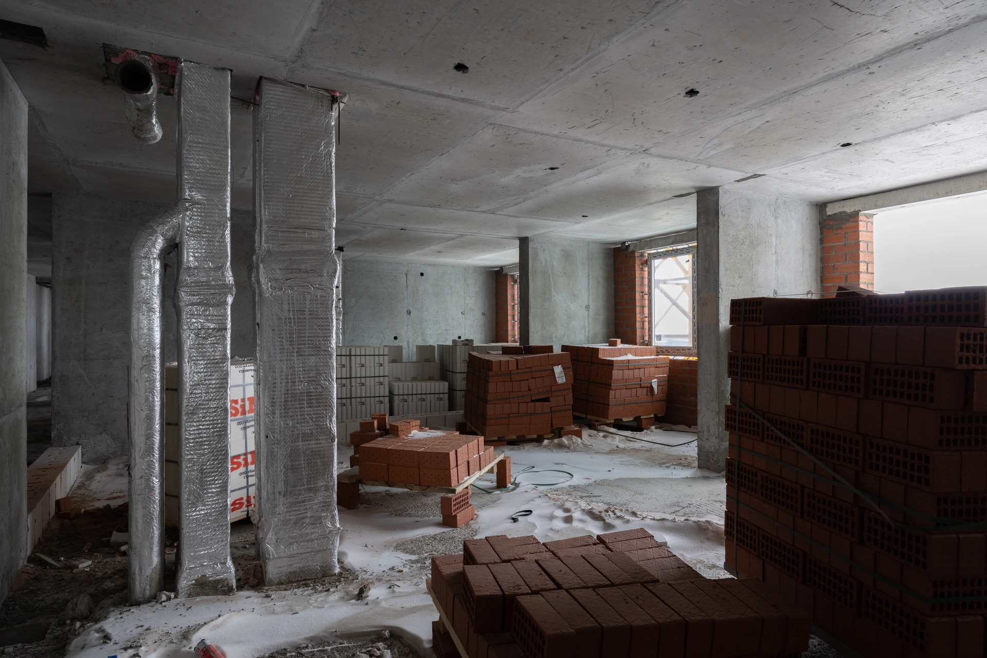 Шарташ Парк

Первая башня

возводим внутренние стены на 27 этаже и выше
ставим окна на 24 этаже, двери — до 10 этажа
устанавливаем подоконники на 3 и 5 этажах, дверные откосы — на 2 и 3 этажах
штукатурим стены на 13 этаже
кладём плитку в местах общего пользования
подготавливаем демоэтажи
монтируем спринклеры до 10 этажа
приступили к монтажу лифтов
работаем над устройством наружных сетей водоснабжения и канализации

Фотография загружена 1 марта 2026 года.