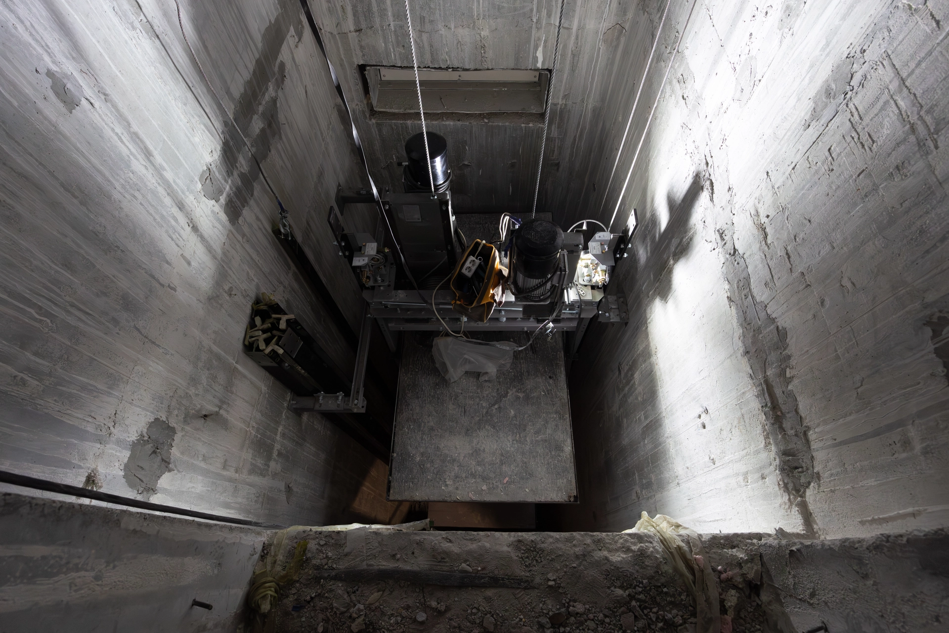 Шарташ Парк

Первая башня

возводим внутренние стены на 27 этаже и выше
ставим окна на 24 этаже, двери — до 10 этажа
устанавливаем подоконники на 3 и 5 этажах, дверные откосы — на 2 и 3 этажах
штукатурим стены на 13 этаже
кладём плитку в местах общего пользования
подготавливаем демоэтажи
монтируем спринклеры до 10 этажа
приступили к монтажу лифтов
работаем над устройством наружных сетей водоснабжения и канализации

Фотография загружена 1 марта 2026 года.