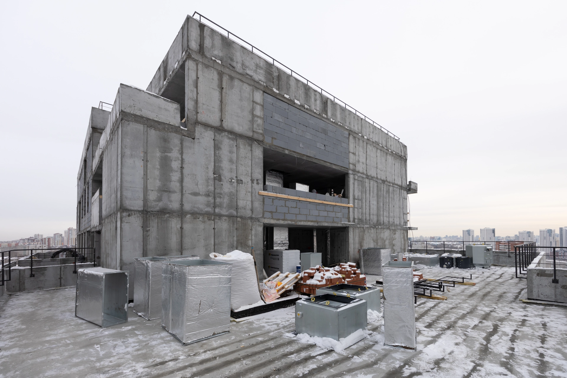 Малевич

1 секция шестого дома

выполняем кладку внутренних и наружных стен на 2–19 этажах
монтируем систему вентиляции на 2–19 этажах
начали кровельные работы
работаем над устройством магистралей отопления и канализации

2 секция шестого дома

установили окна на 2–9 этажах
работаем над устройством магистралей отопления и канализации

Стилобат

завершили монолитные работы

Фотография загружена 1 марта 2026 года.