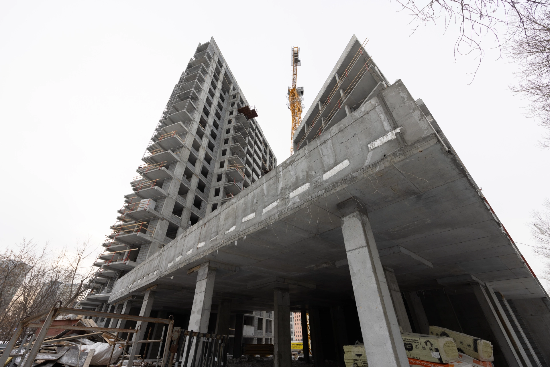 Малевич

1 секция шестого дома

выполняем кладку внутренних и наружных стен на 2–19 этажах
монтируем систему вентиляции на 2–19 этажах
начали кровельные работы
работаем над устройством магистралей отопления и канализации

2 секция шестого дома

установили окна на 2–9 этажах
работаем над устройством магистралей отопления и канализации

Стилобат

завершили монолитные работы

Фотография загружена 1 марта 2026 года.