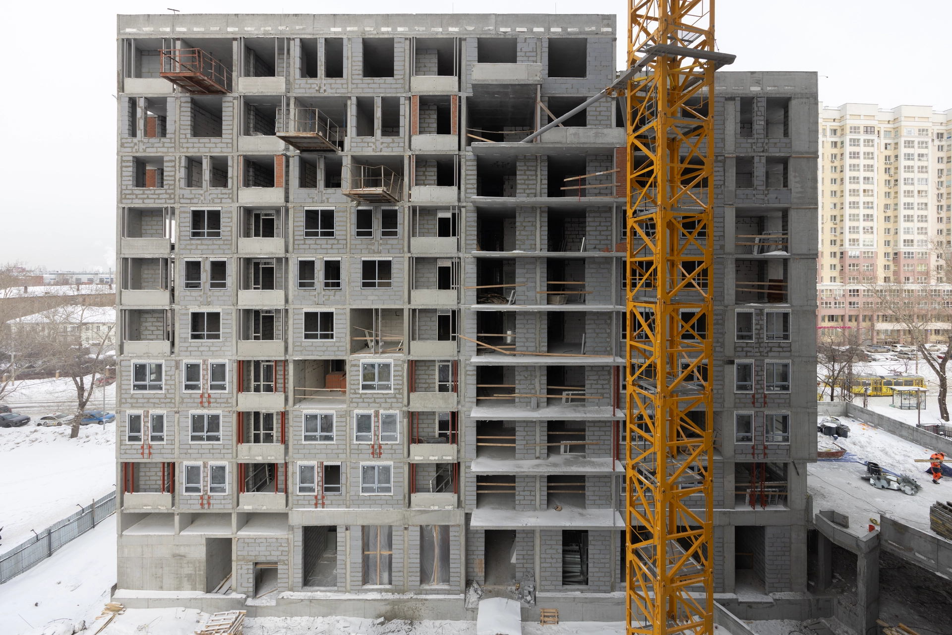 Малевич

1 секция шестого дома

выполняем кладку внутренних и наружных стен на 2–19 этажах
монтируем систему вентиляции на 2–19 этажах
начали кровельные работы
работаем над устройством магистралей отопления и канализации

2 секция шестого дома

установили окна на 2–9 этажах
работаем над устройством магистралей отопления и канализации

Стилобат

завершили монолитные работы

Фотография загружена 1 марта 2026 года.