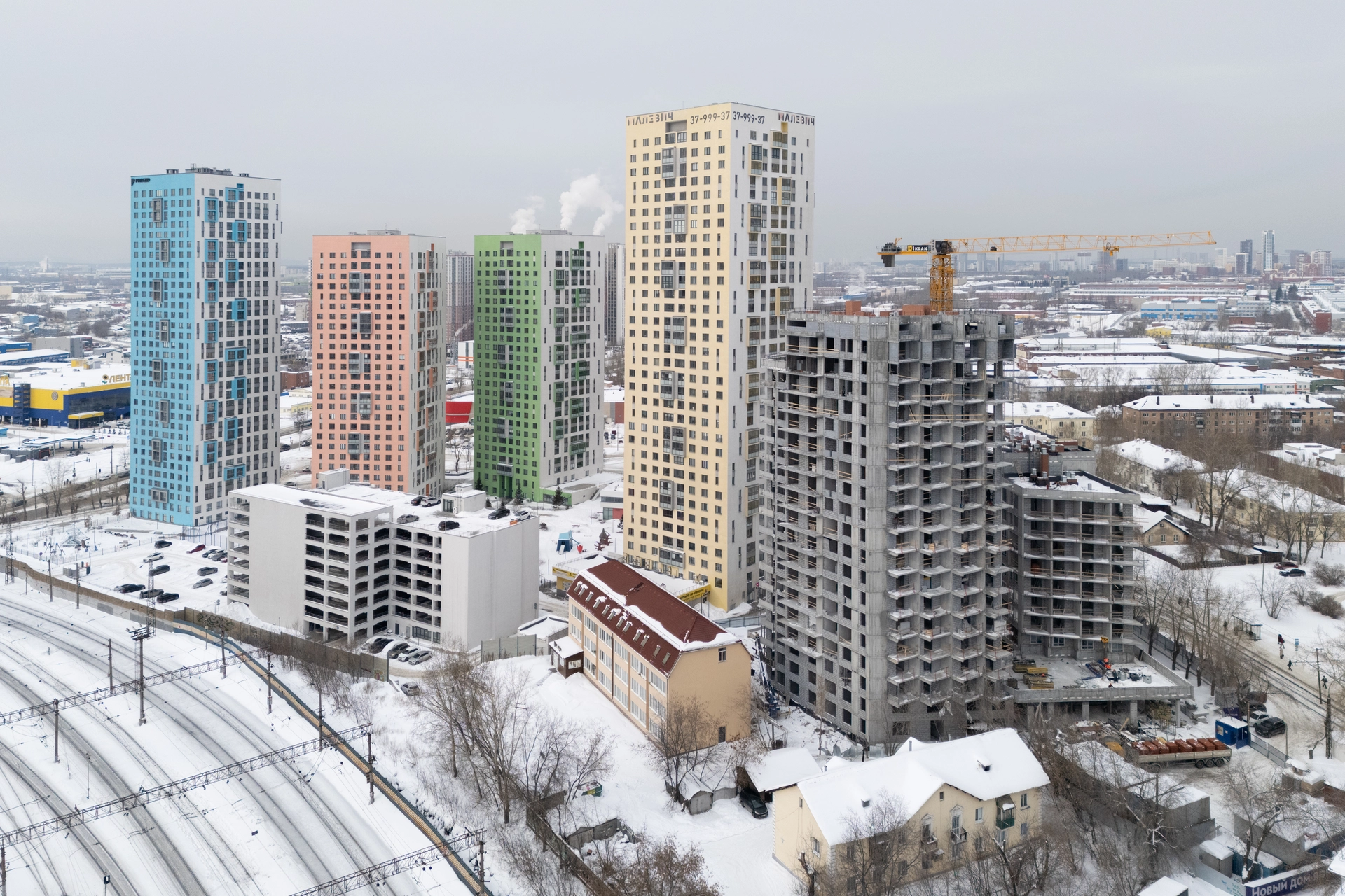 Малевич

1 секция шестого дома

выполняем кладку внутренних и наружных стен на 2–19 этажах
монтируем систему вентиляции на 2–19 этажах
начали кровельные работы
работаем над устройством магистралей отопления и канализации

2 секция шестого дома

установили окна на 2–9 этажах
работаем над устройством магистралей отопления и канализации

Стилобат

завершили монолитные работы

Фотография загружена 1 марта 2026 года.