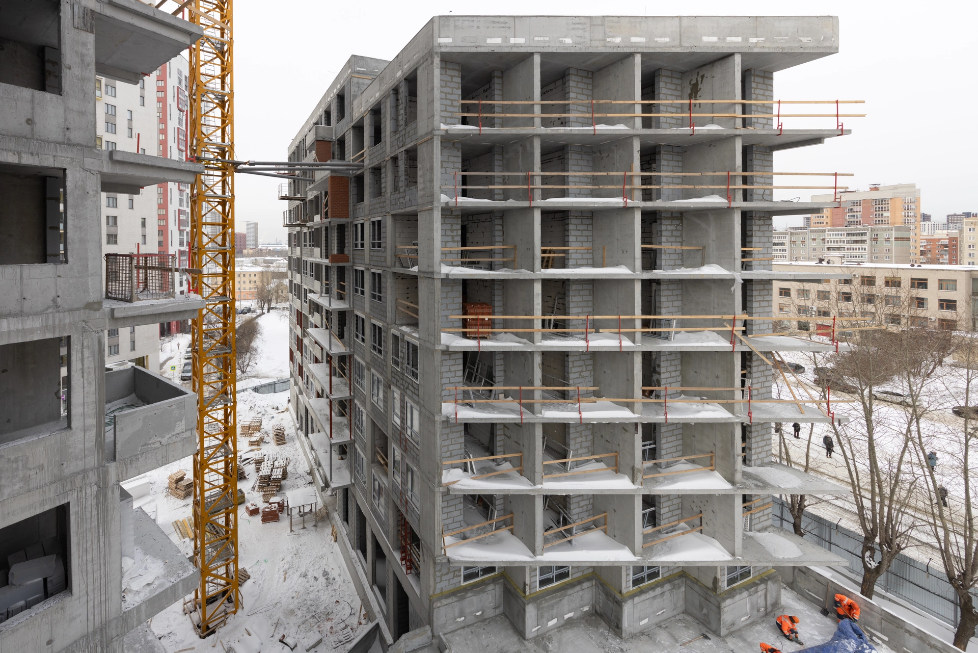 Малевич

1 секция шестого дома

выполняем кладку внутренних и наружных стен на 2–19 этажах
монтируем систему вентиляции на 2–19 этажах
начали кровельные работы
работаем над устройством магистралей отопления и канализации

2 секция шестого дома

установили окна на 2–9 этажах
работаем над устройством магистралей отопления и канализации

Стилобат

завершили монолитные работы

Фотография загружена 1 марта 2026 года.